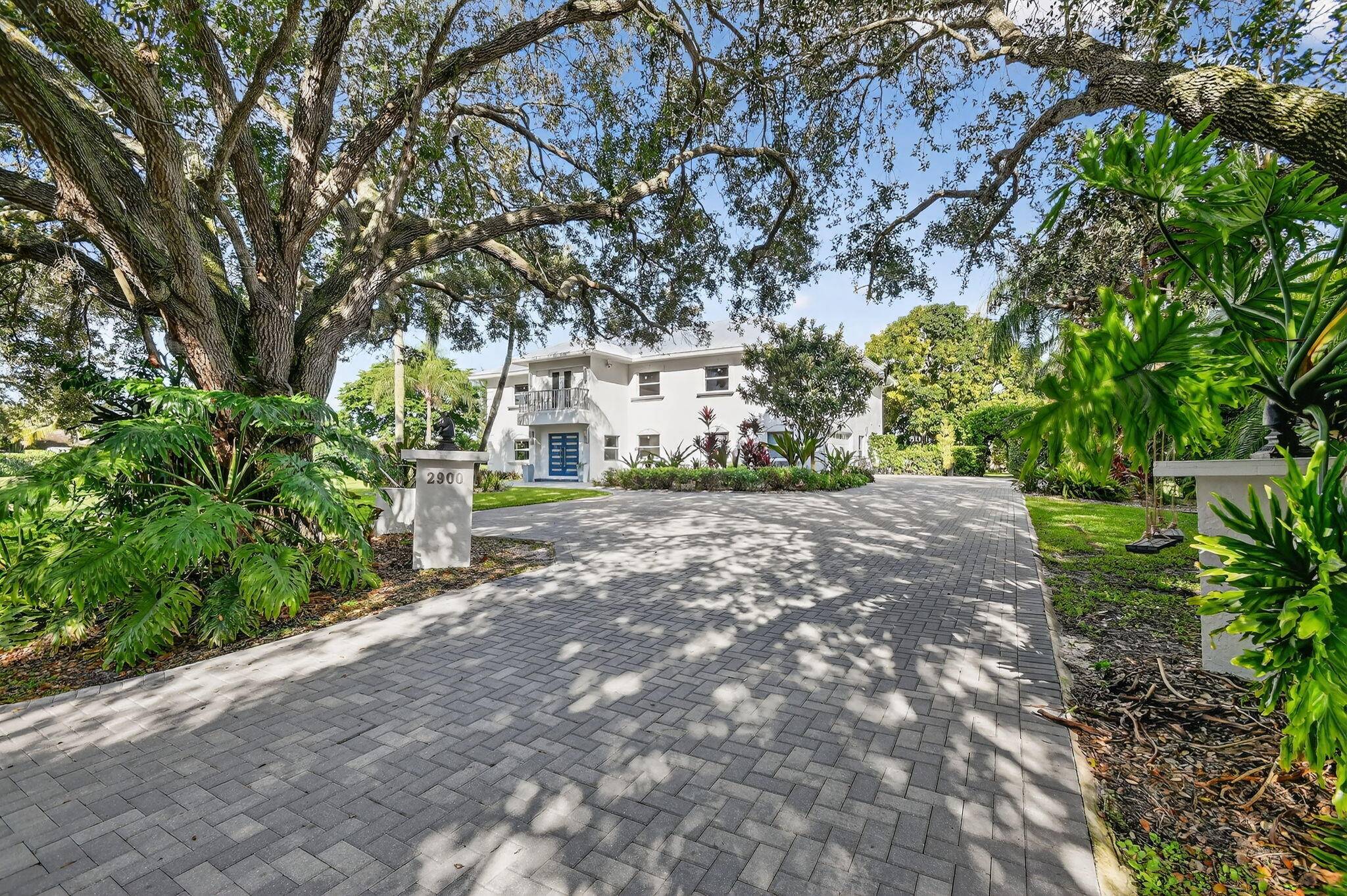 Located in Wellington's prestigious Aero Club, this fully renovated estate is less than a mile an easy golf cart or bike ride from the Winter Equestrian Festival, Wanderers Club, and ...