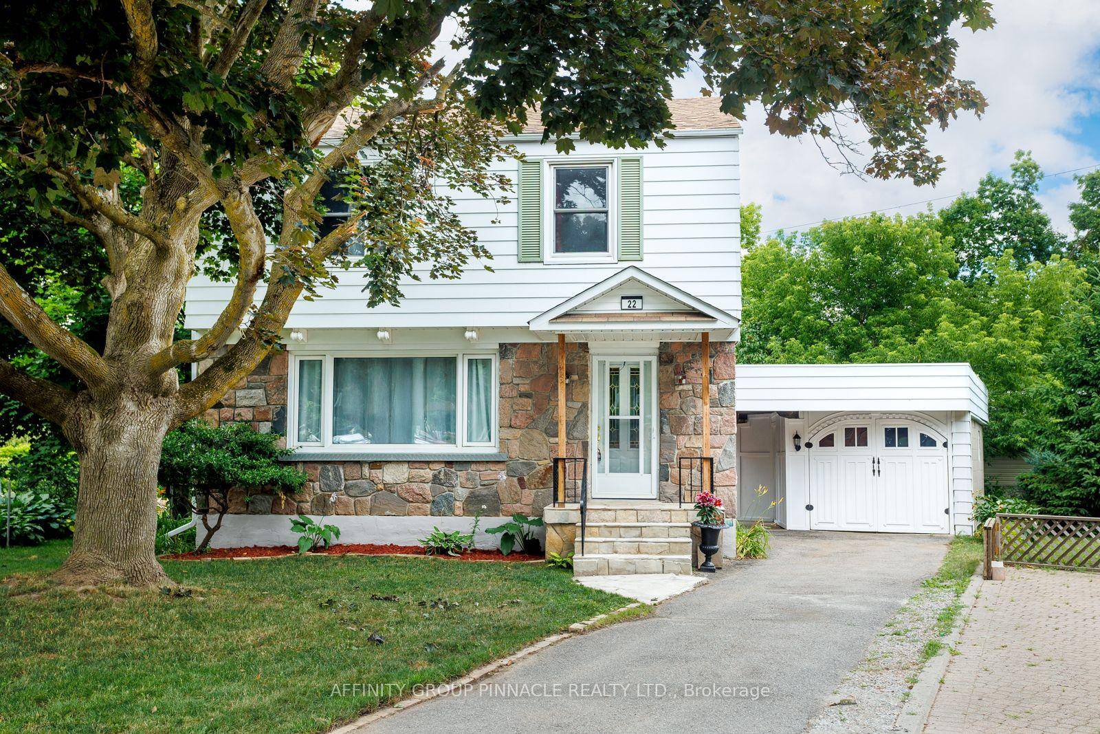 Welcome home to 22 Sunset Crt !