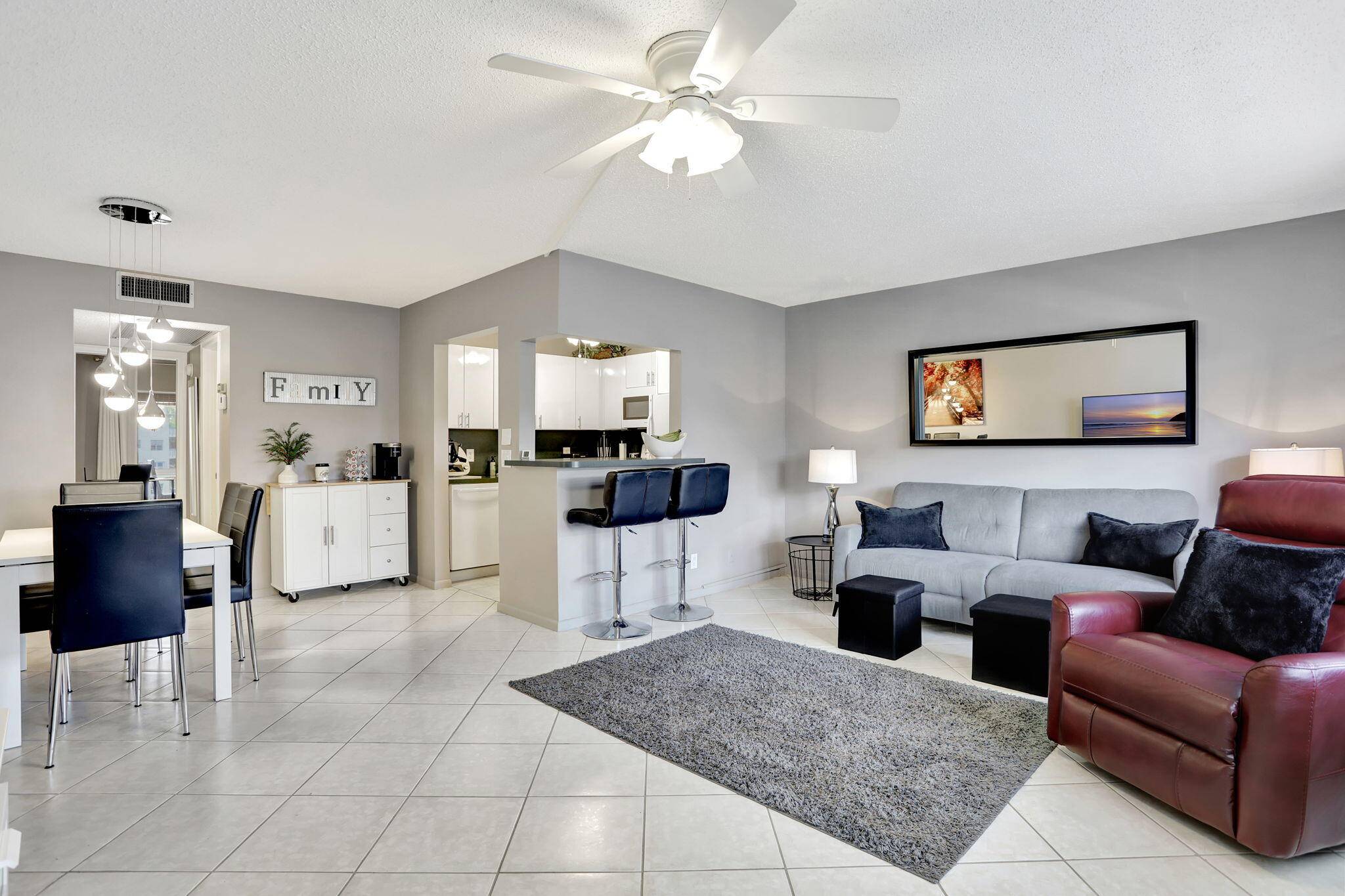 ADORABLE CONDO. THIS UNIT HAS A LOT TO OFFER !