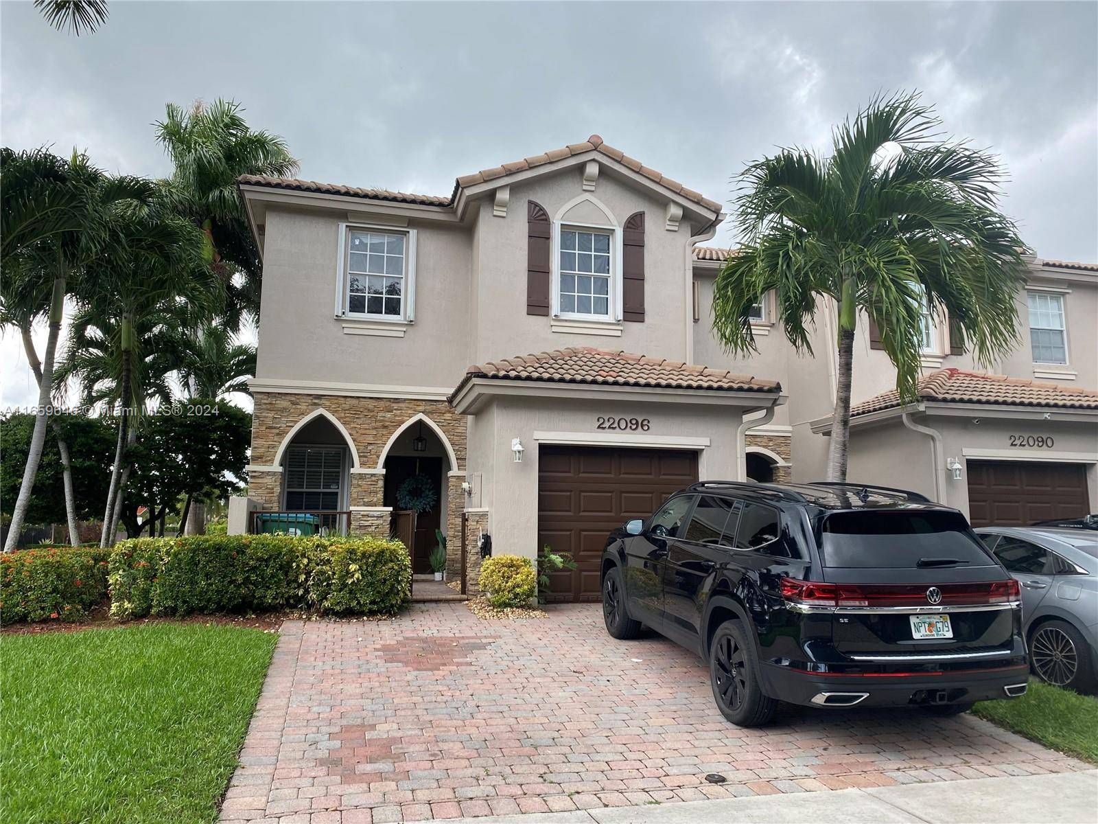 Great corner townhouse, excellent opportunity to live in a gated community, with pool, gym, clubhouse, children park.