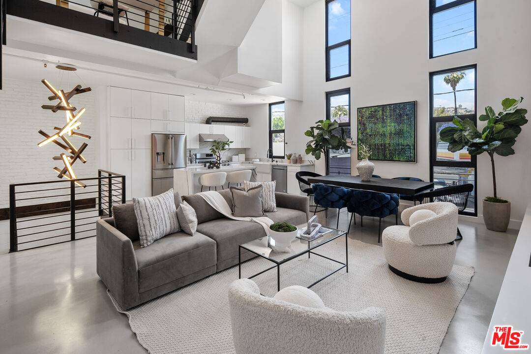 1037  N Laurel Ave 3BR Hollywood Hills East La