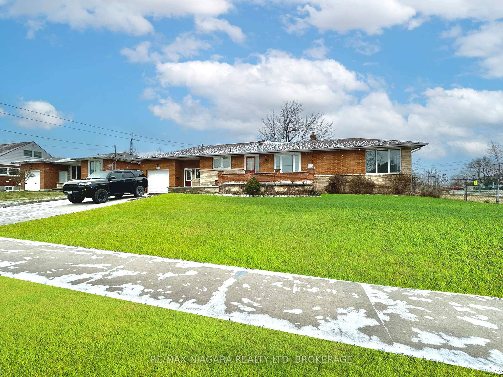 Unleash your creativity and transform this spacious 3 bedroom, 2 bathroom bungalow into the home of your dreams !