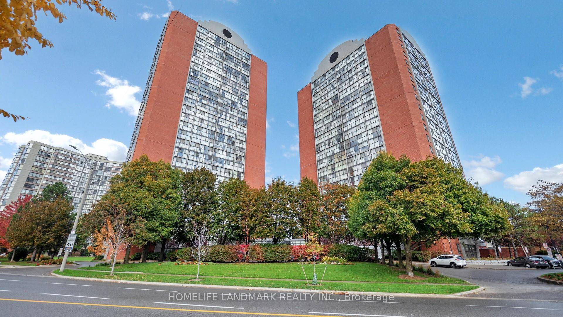 Welcome to this bright and spacious 2 bedroom, 2 bathroom condo located in the heart of Mississauga !