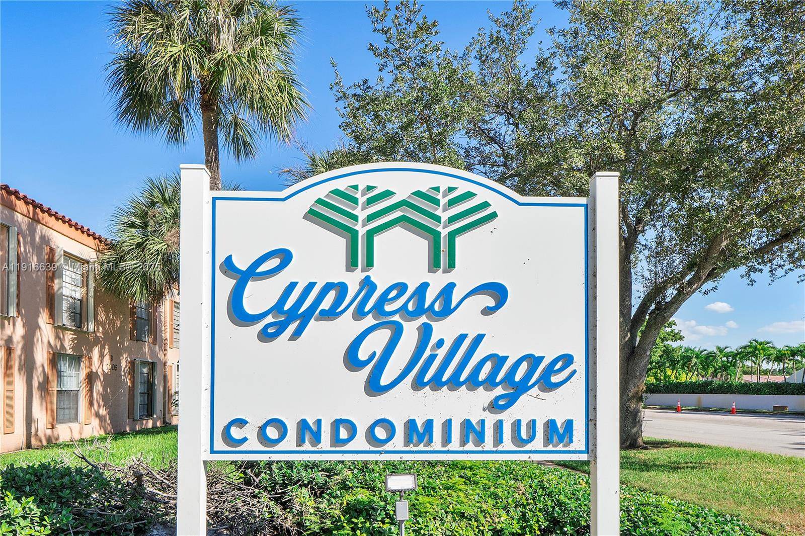 Corner Ground Floor Condo in Cypress Village, Miami Lakes.