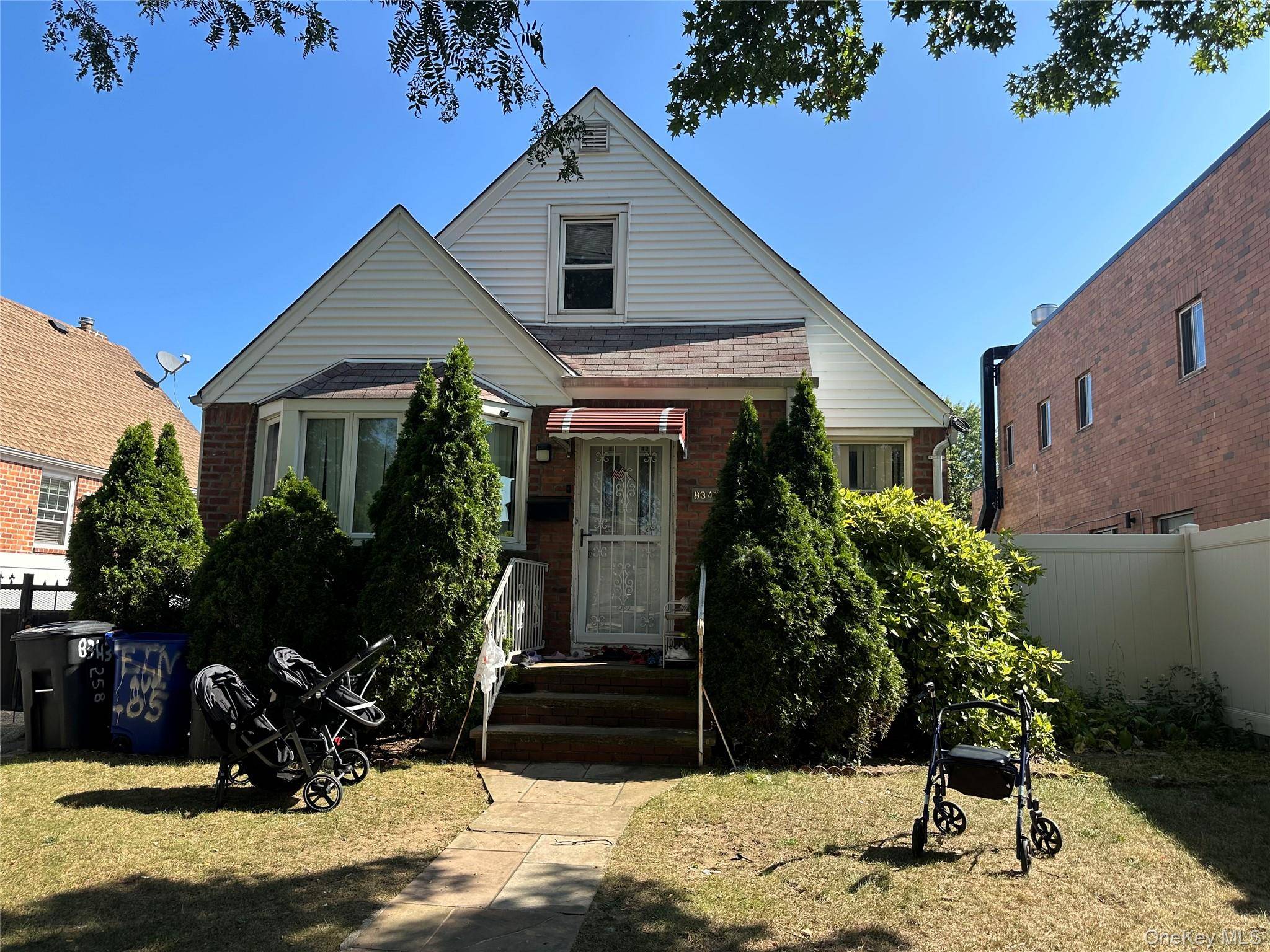 Spacious full house in Glen Oaks featuring 4 bedrooms and 2 bathrooms.