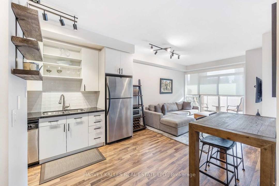 Beautifully furnished and flooded with natural light, this one bedroom den suite in coveted DNA1 offers turnkey living in the heart of King West.