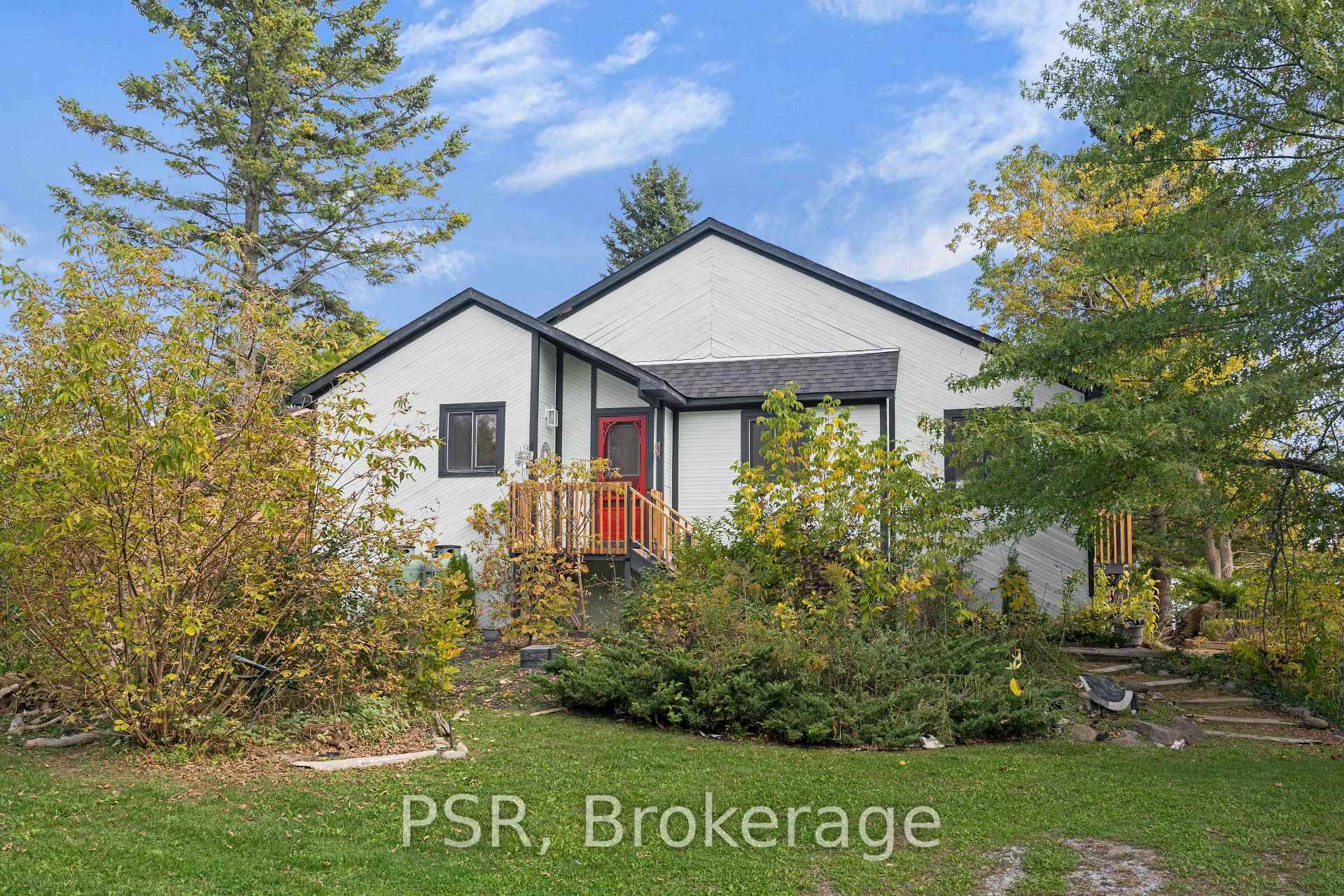 Extremely Rare 2 Bedroom, 1 Bathroom Waterfront Property For Lease.