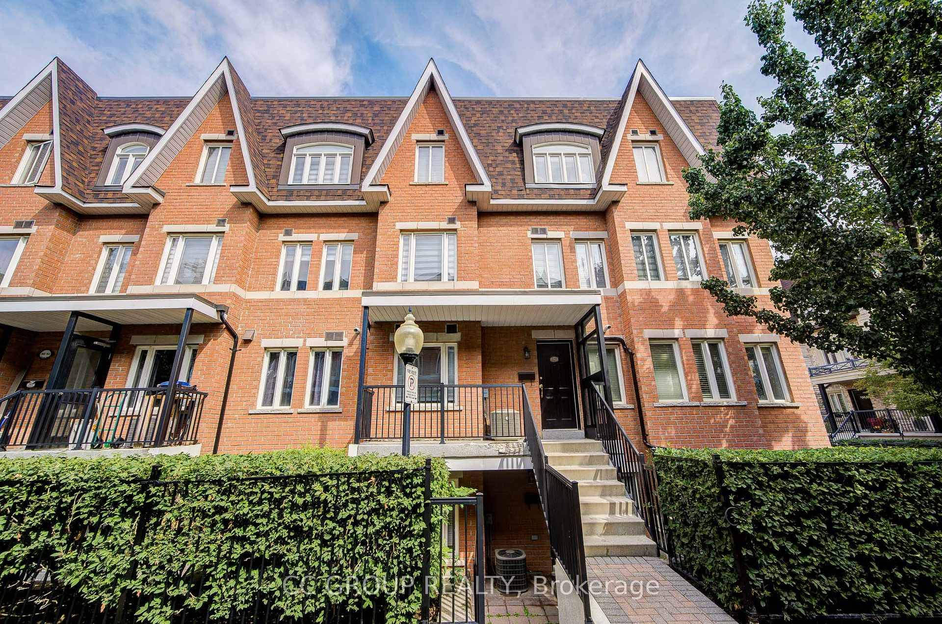 2 Bedroom Corner Townhome with Private Entrance in a Highly Desired NeighbourhoodPrime Thornhill location with plenty of natural light.