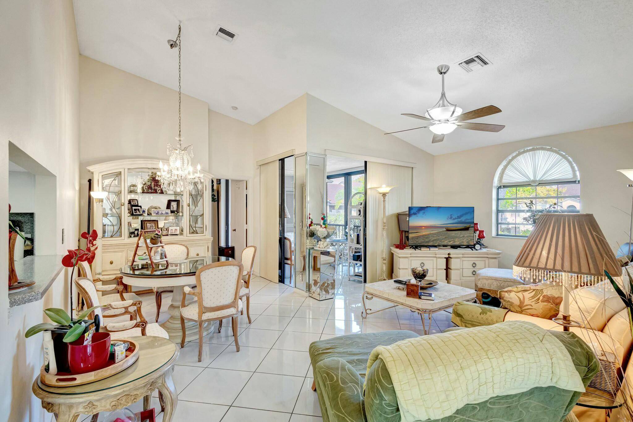 Beautiful 2 bedroom, 2 bathroom condo located in the highly desirable Platina community !