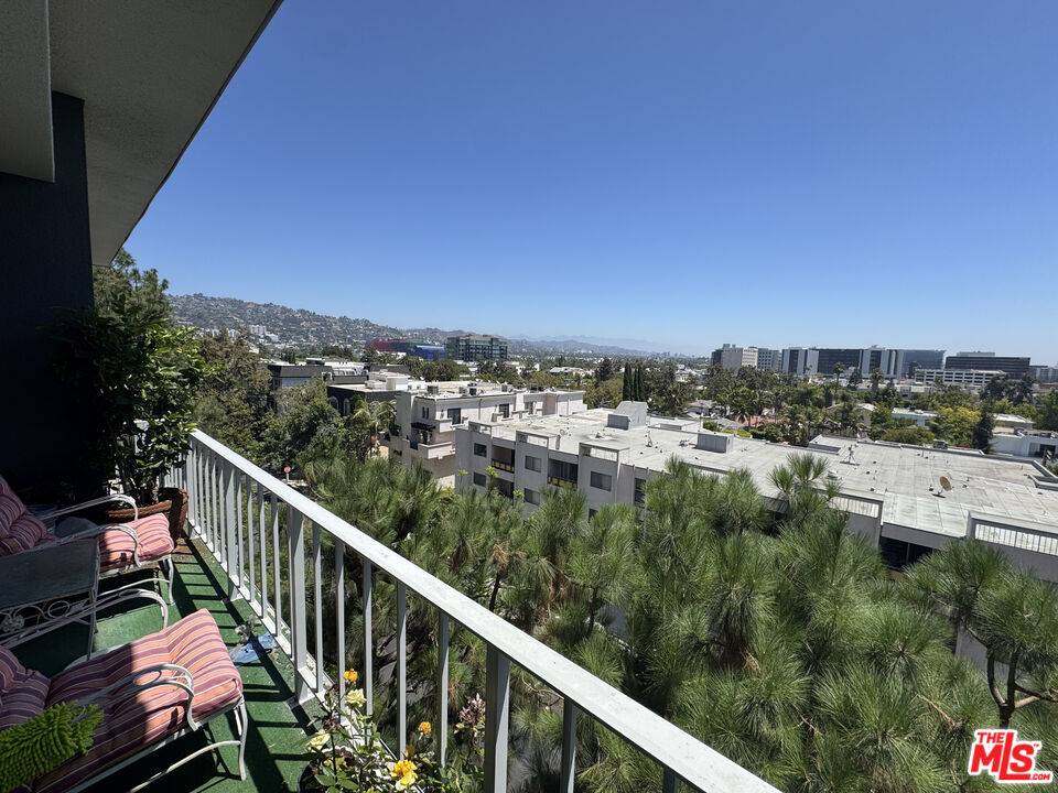 100  S Doheny Dr 2BR Beverly Grove La