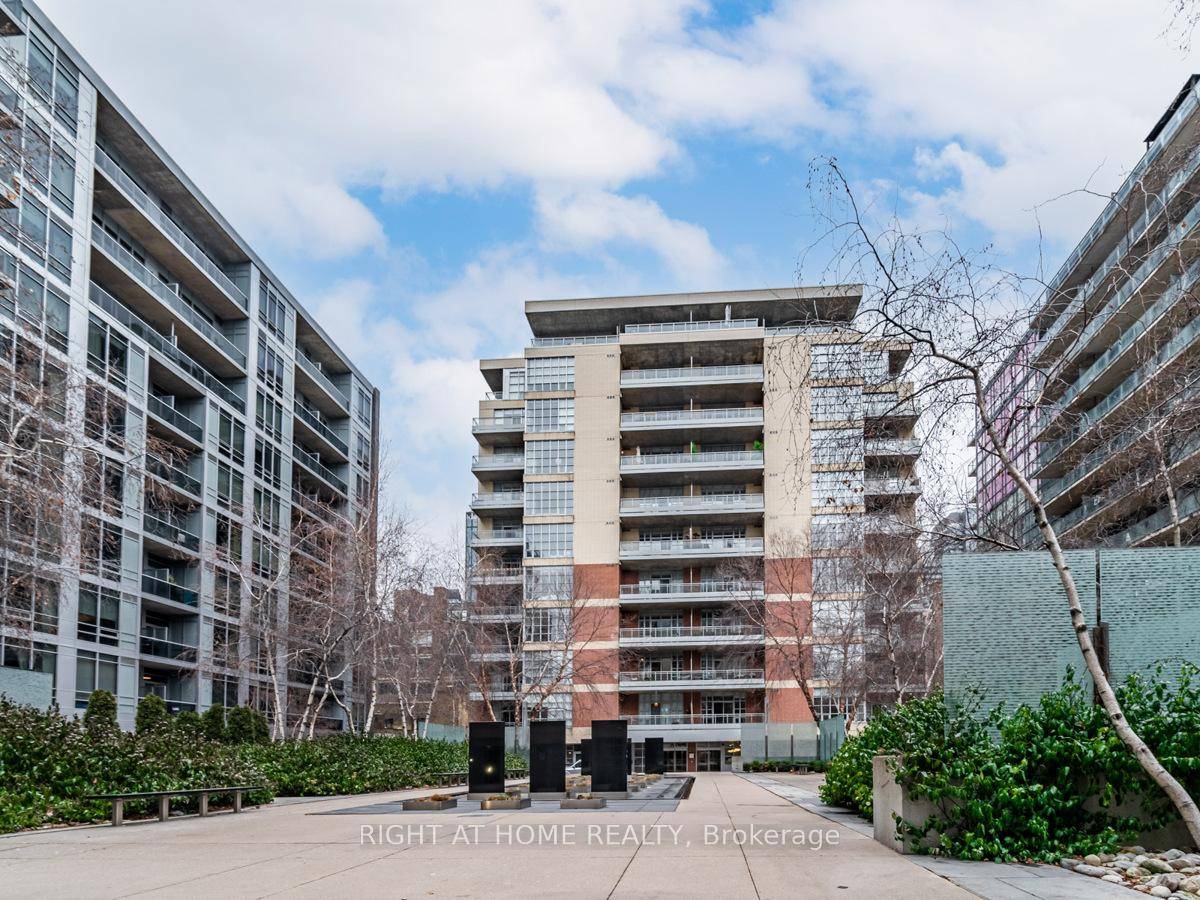 Unparalleled, newly renovated unit in the prestigious King West neighbourhood, just steps from Toronto's trendiest restaurants, shops, and entertainment.