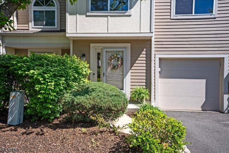 Enjoy townhome living at its best in Park Place !