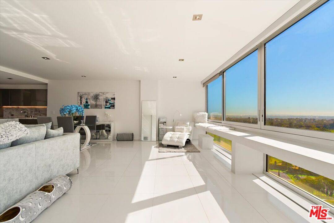 2222 Avenue Of The Stars 2BR Beverlywood La