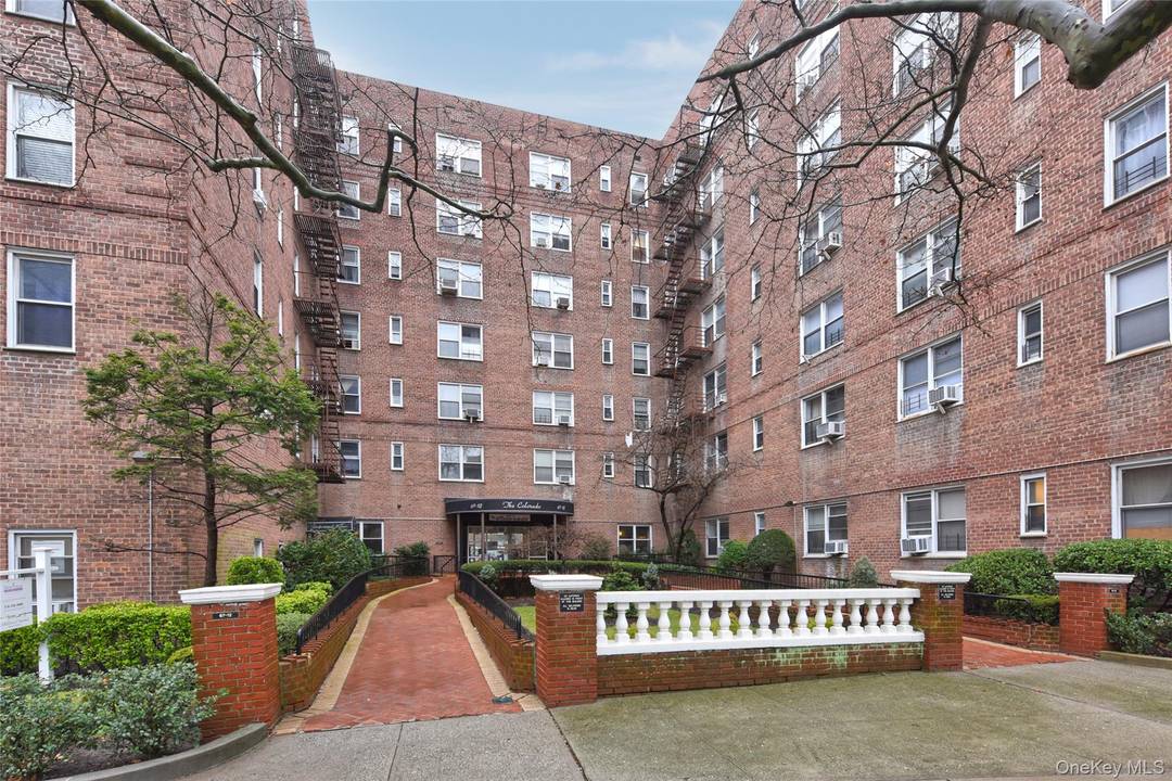 Welcome to this bright and inviting 2 bedroom, 2 bath apartment offering an ideal blend of comfort and potential.