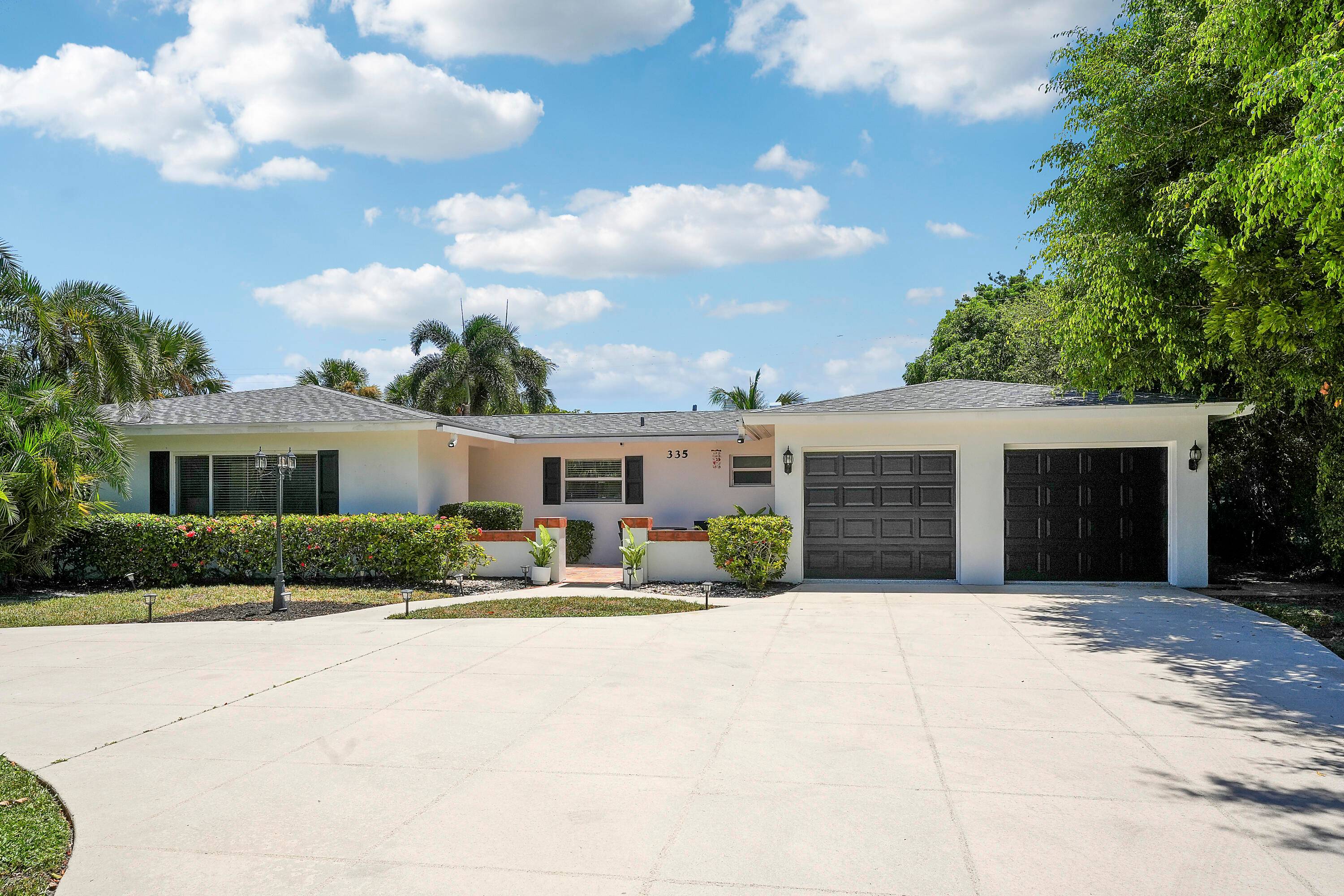 Tequesta Country Club is one of the most highly sought after areas in Tequesta due to its proximity to beaches, great restaurants, entertainment, golfing and no mandatory HOA.