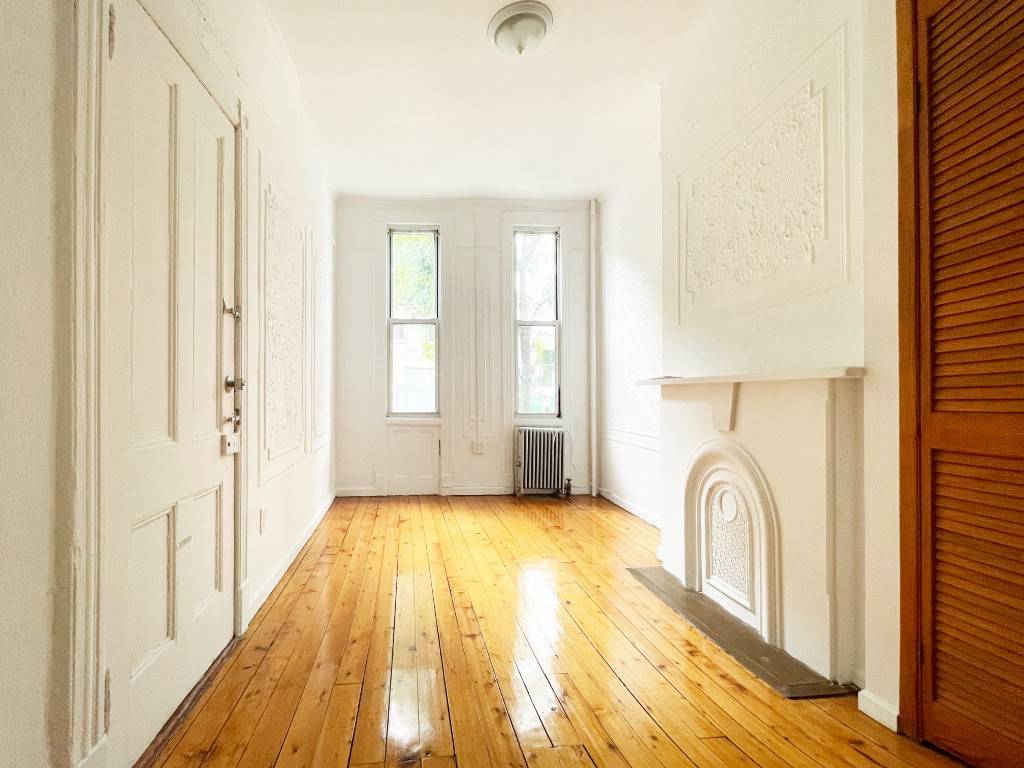 1 Bedroom duplex with private backyard !