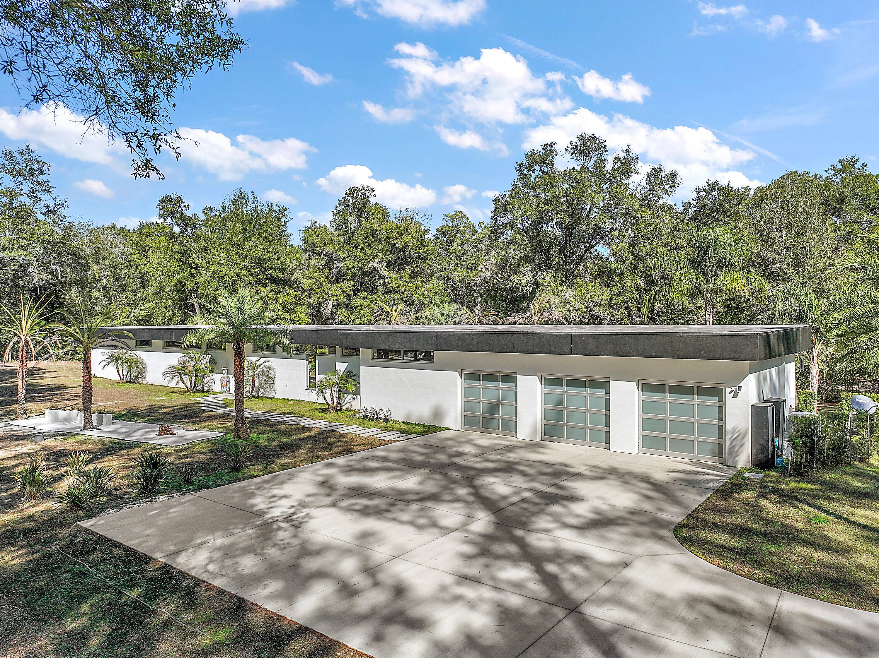 Looking for a LUXURY GETAWAY HOME ON A NATURE FILLED SECLUDED OASIS ?