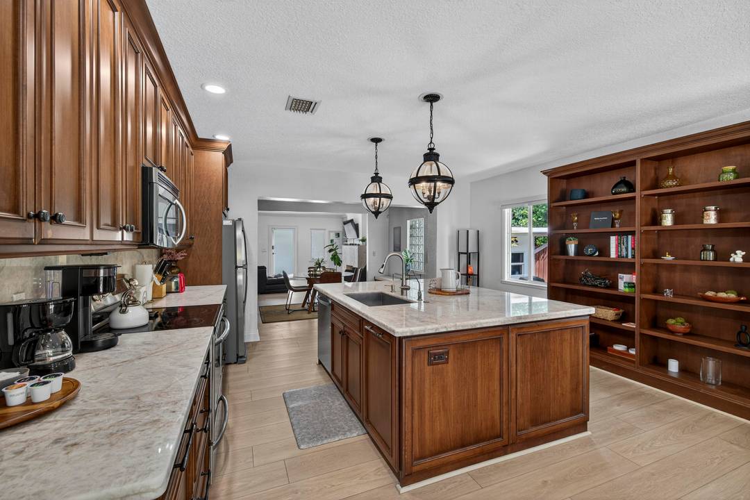 Spacious 3 bed 2 bath Entertainer's Dream Home For Rent in desirable Victoria Park.