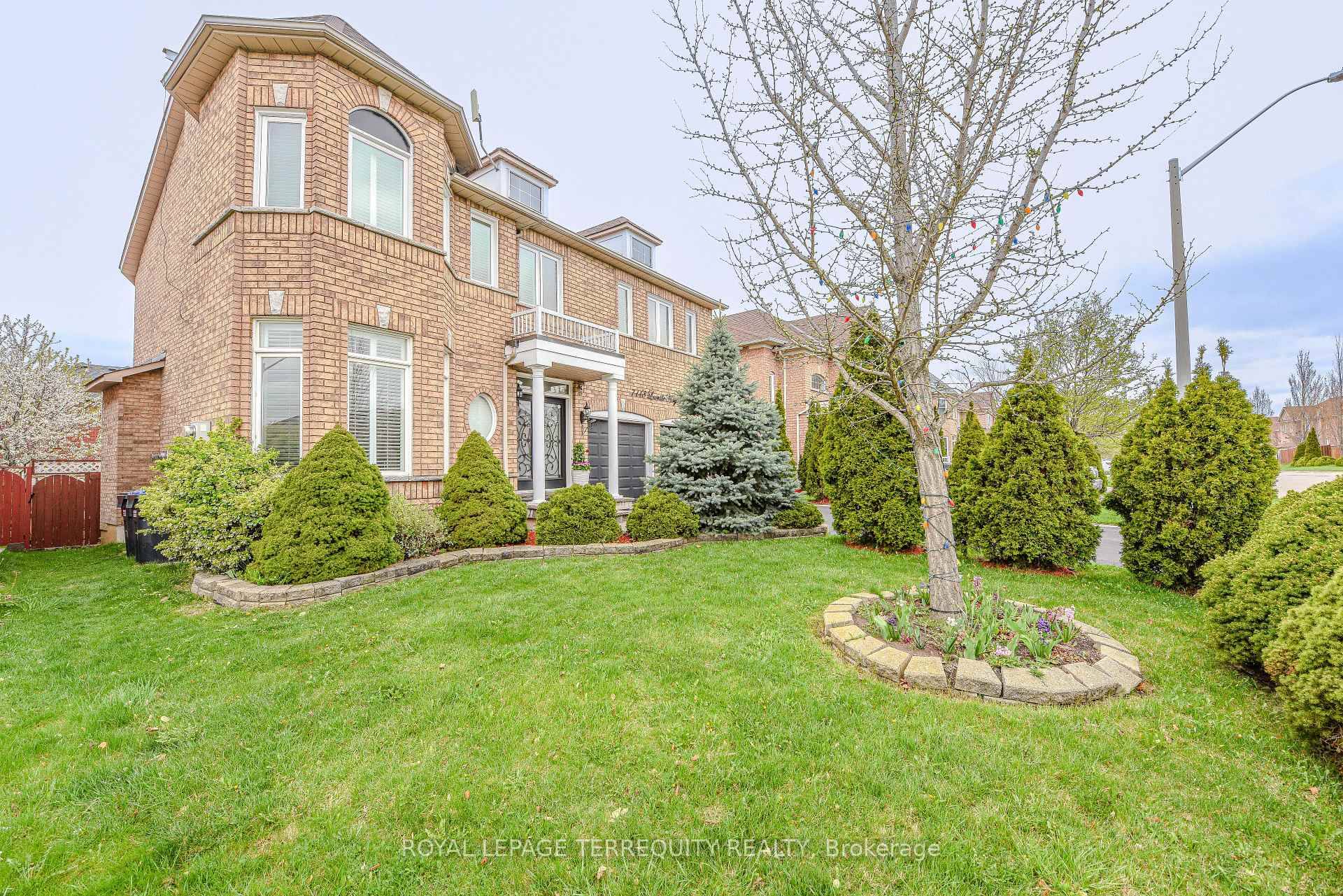 Stunning meticulously maintained 4 Bedrooms House with in Law suite in one of the finest Mississauga areas.