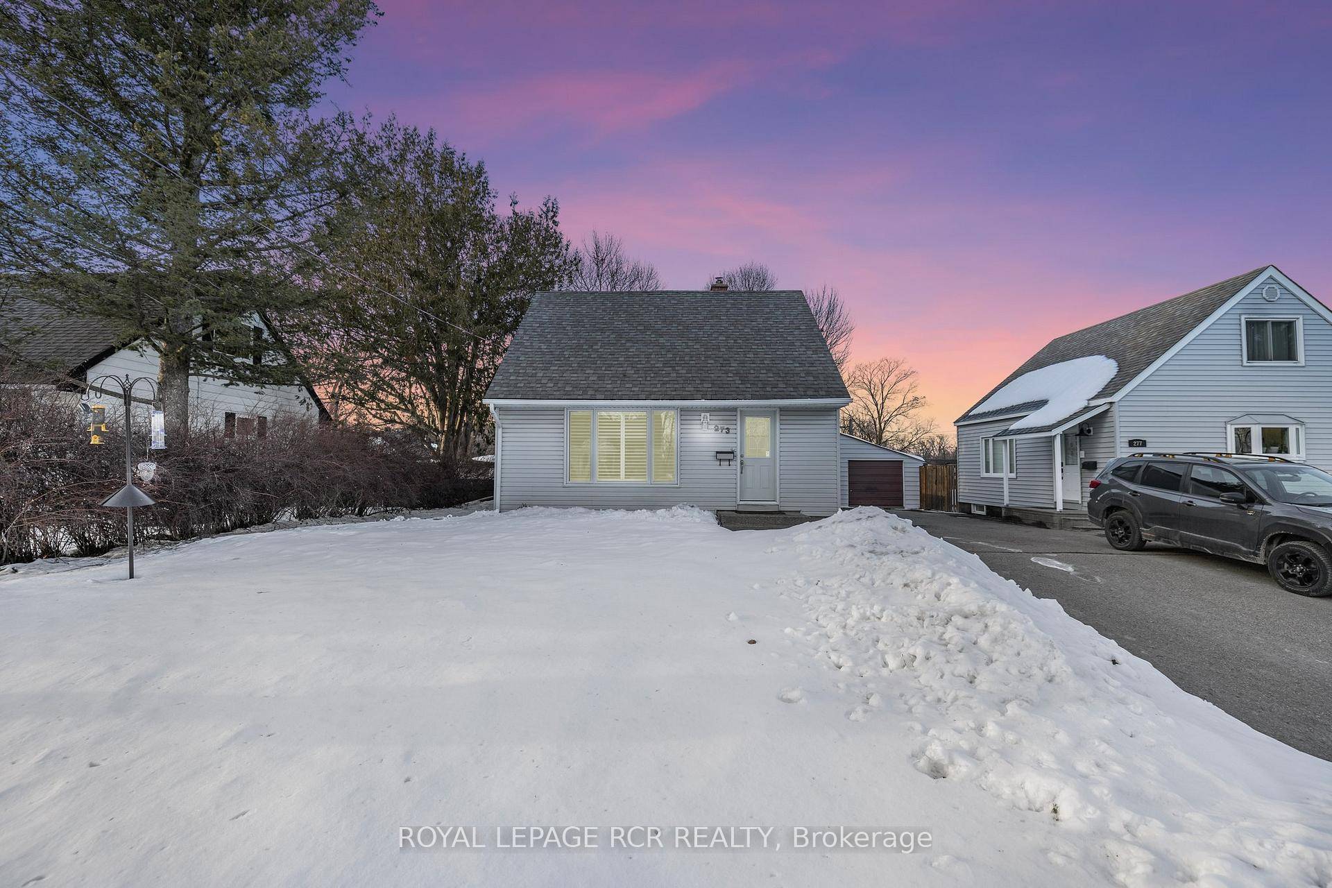 Welcome to this beautiful detached 1.