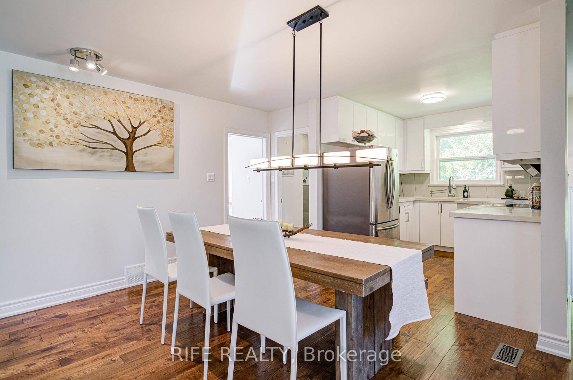 Beautifully Maintained Home in a Quiet Cul de Sac Court !