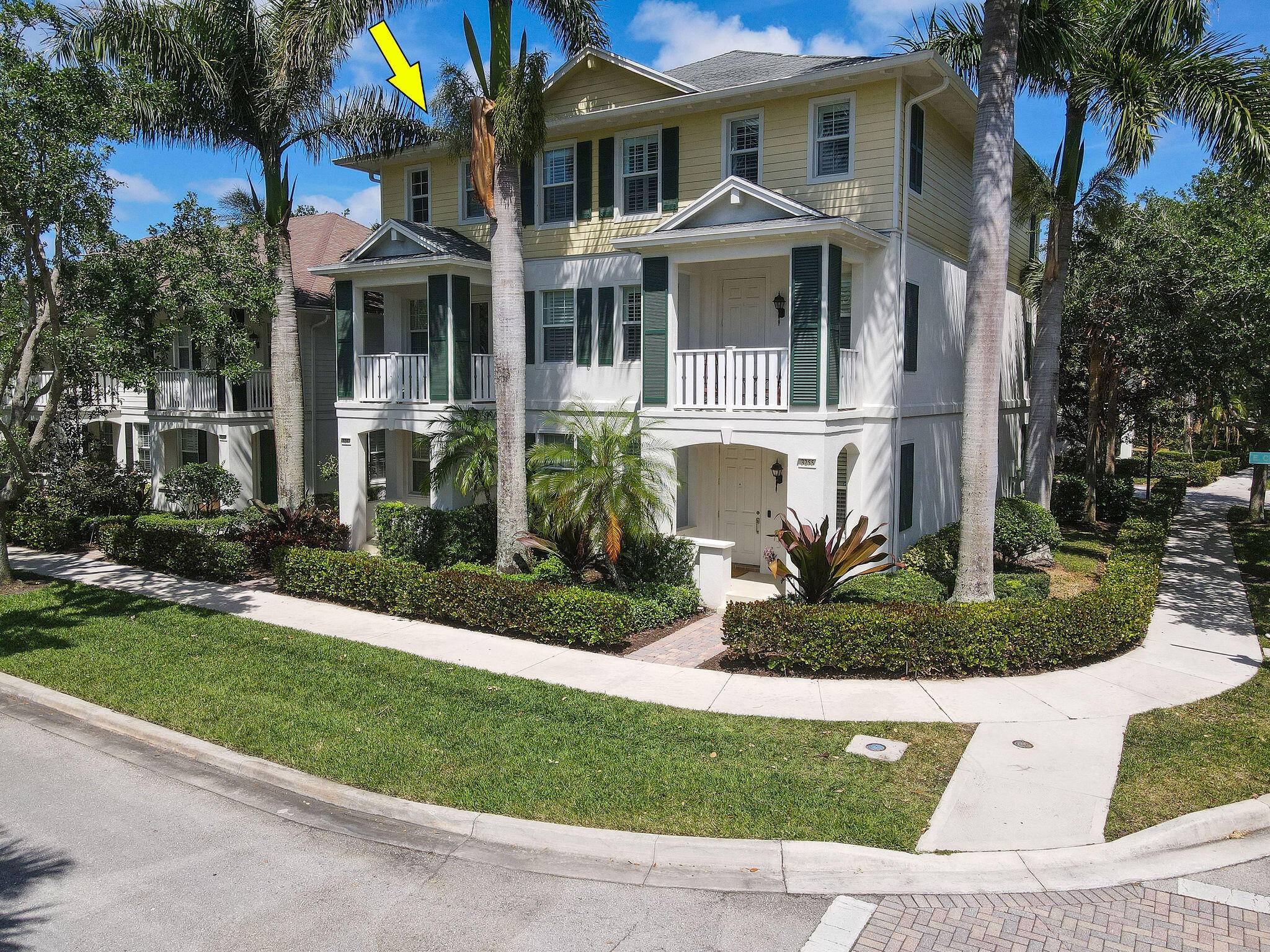Introducing this pristine townhome situated within the esteemed Martinique community.
