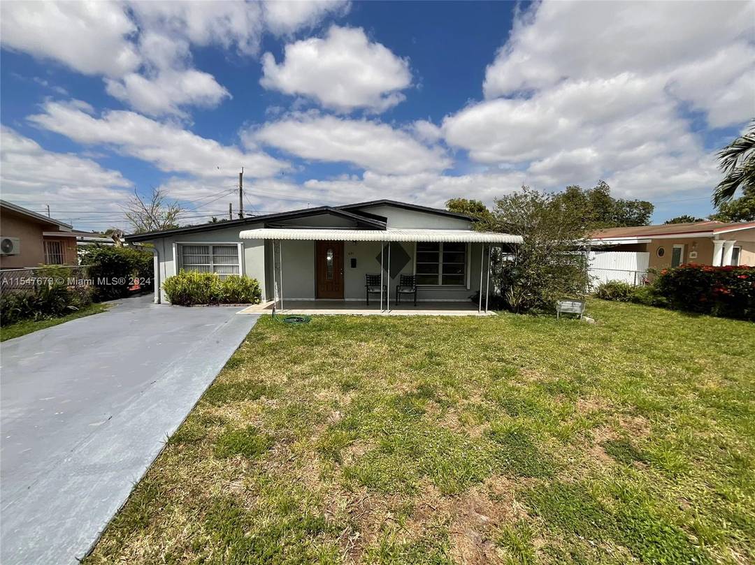 Welcome home ! This Single family house has the room and flexibility you need for a large family.