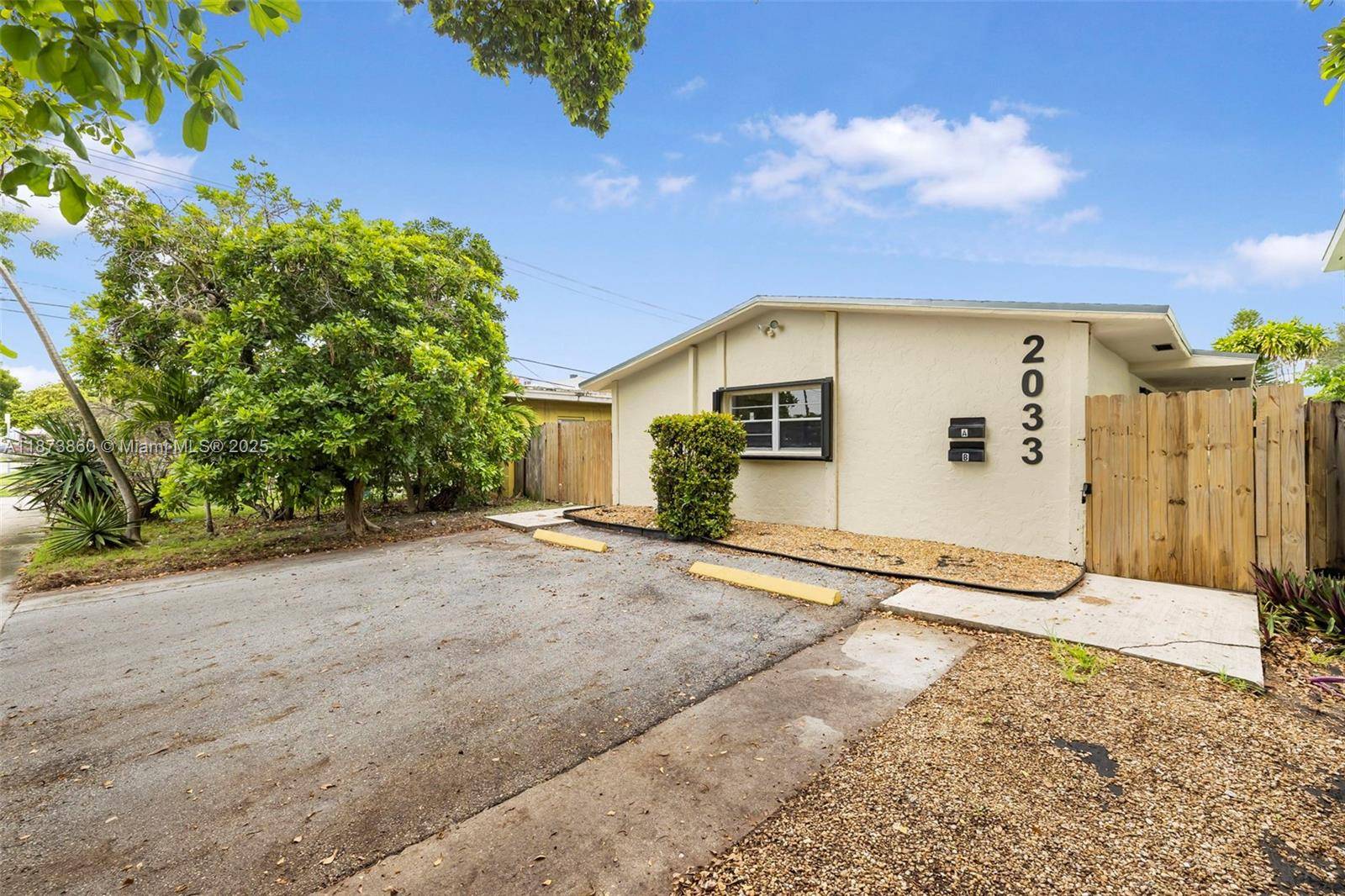 Opportunity in the heart of Hollywood !
