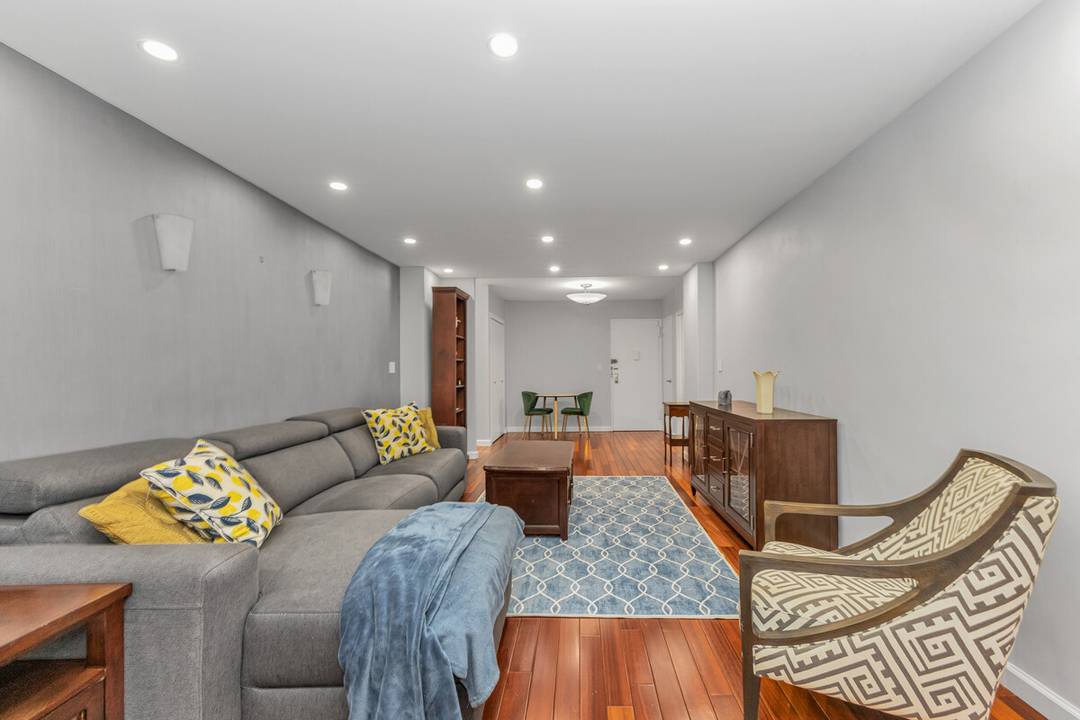 Apartment Move right into this renovated one bedroom at The Leslie House in Midtown East.