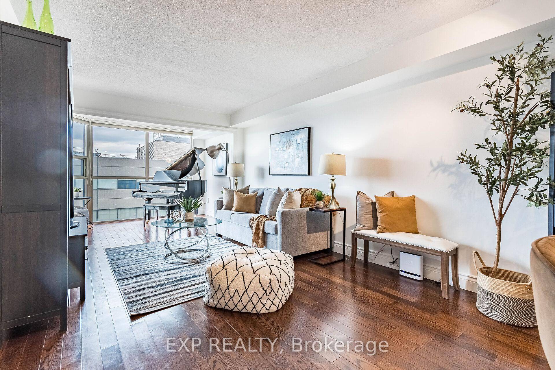 Welcome to 705 King St W, Suite 1614 resort style living in the heart of King West.