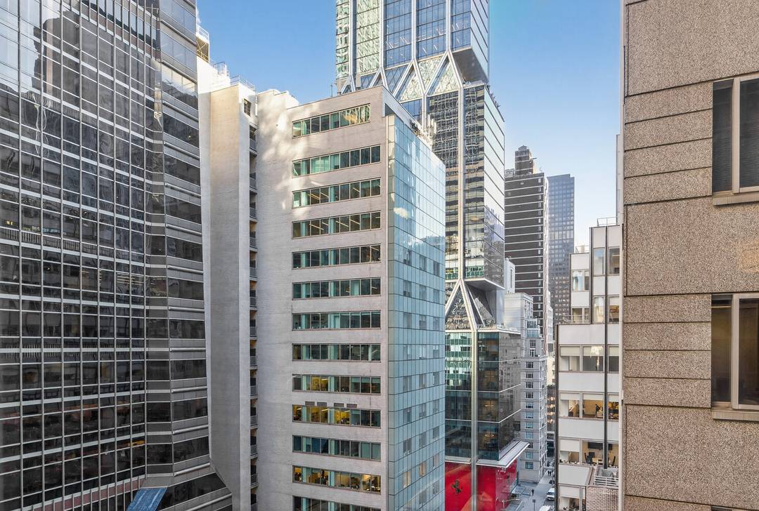 OPEN HOUSES BY APPOINTMENT ONLY VIEW VIDEO FOR MORE INFORMATION This seamless, mint condition condo offers a sunny corner living and dining room, TV nook, and a lovely windowed, renovated ...