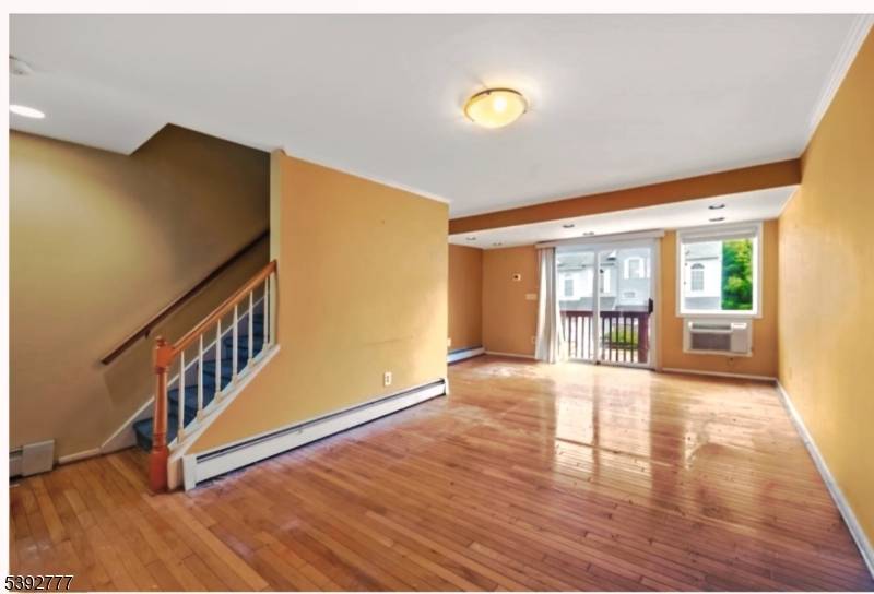 Lovely 1 bedroom with bonus sunroom with skylights.