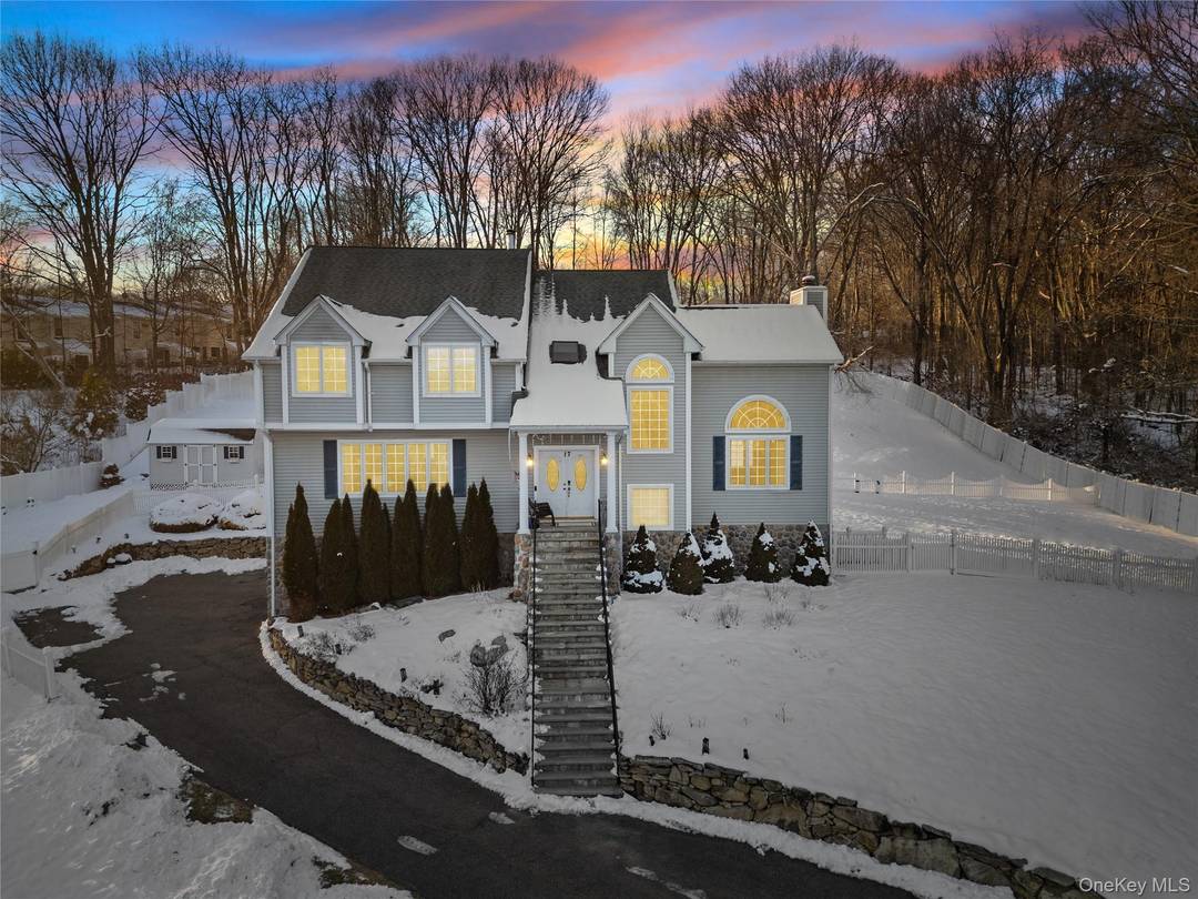 Young Colonial for Rent in Prime Carmel Location !