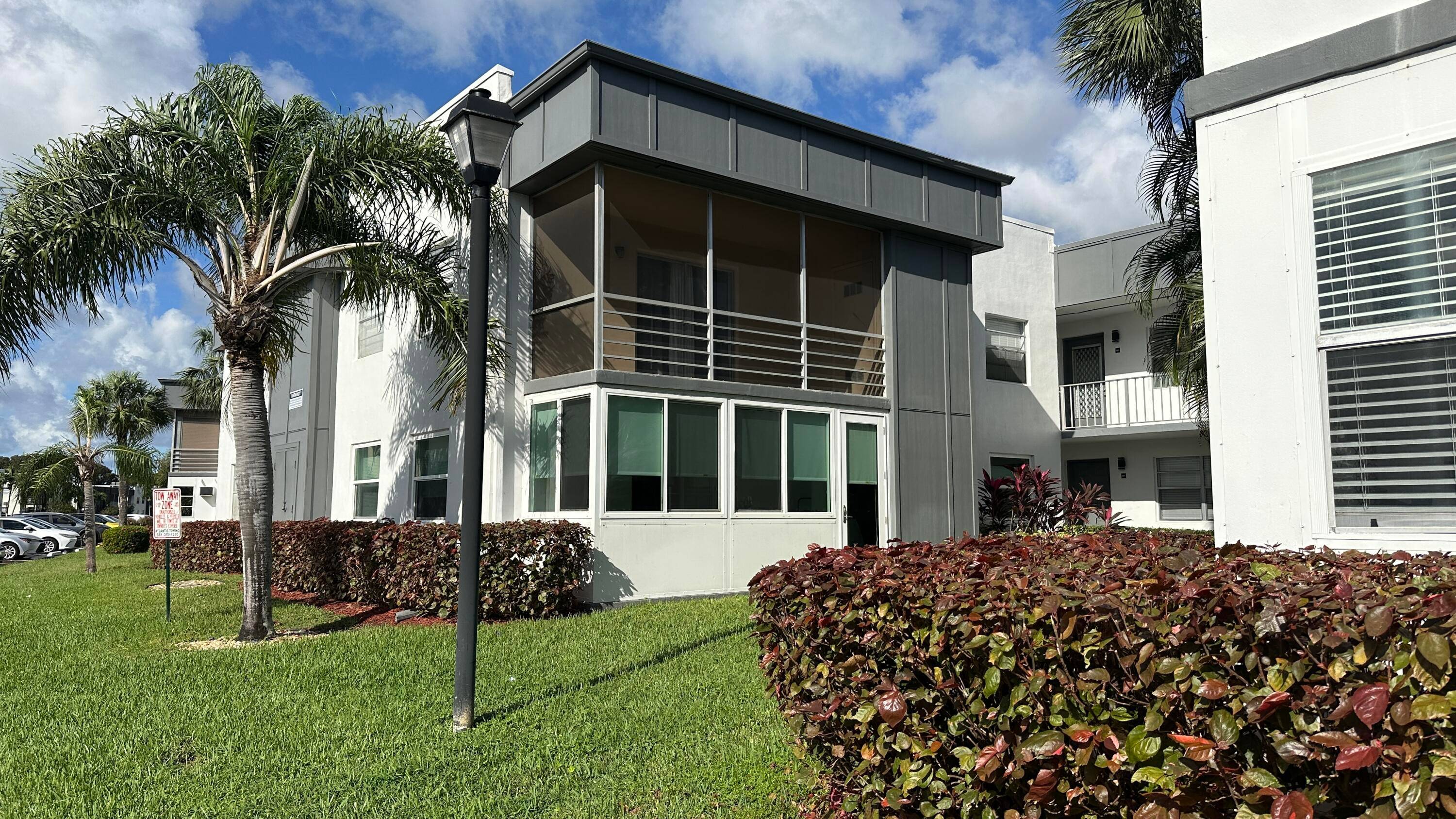 Turnkey Kings Point Condo Near Downtown Delray Beaches !