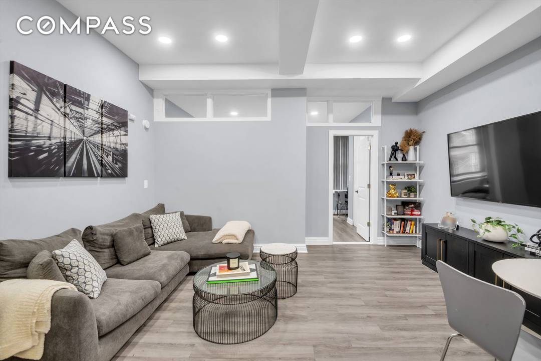 Chic amp ; Modern One Bedroom in FiDi Loft Like Living !