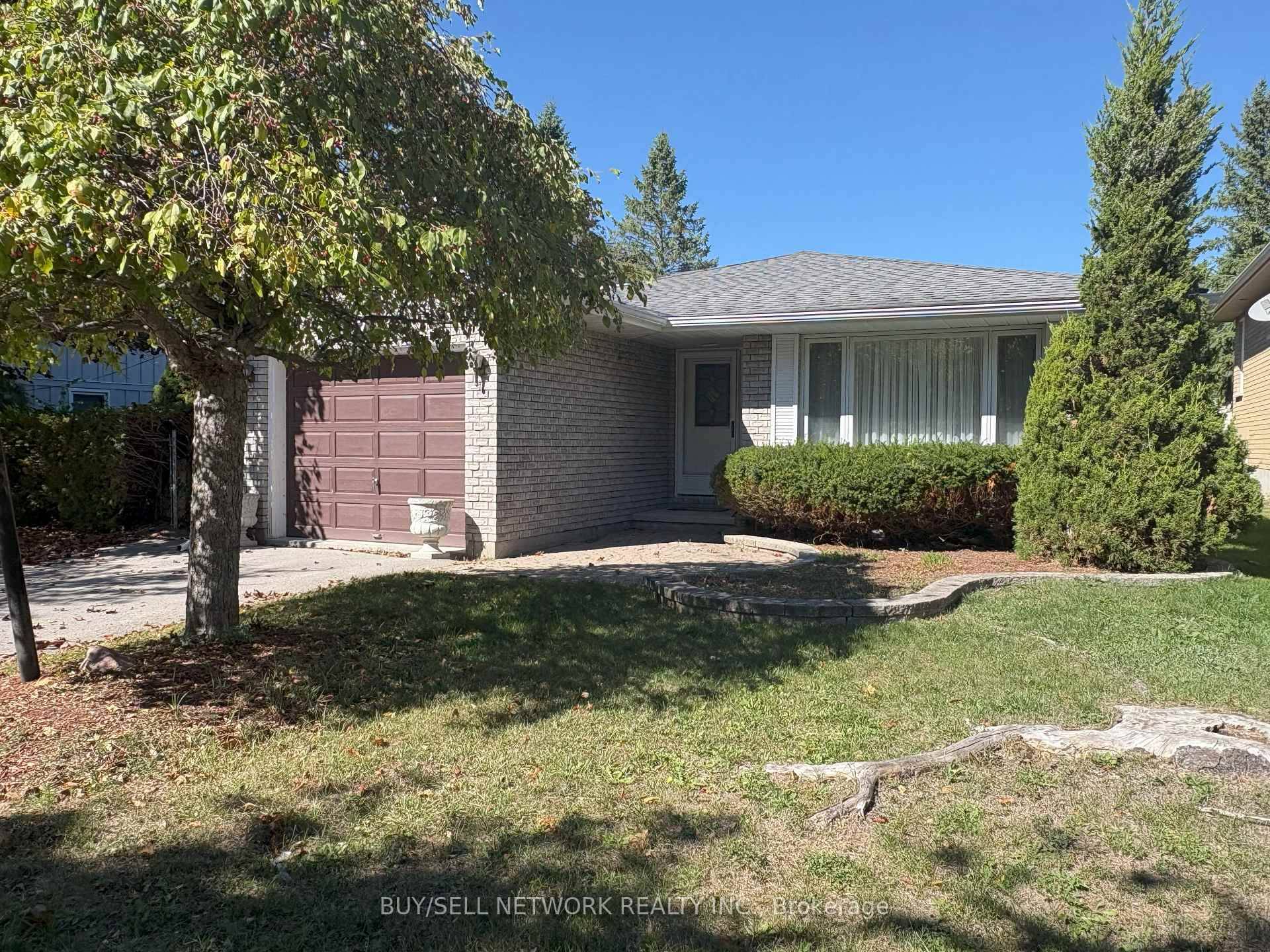 Lakefields Hidden Gem ! Spacious 3 1 bedroom backsplit, nestled in the sought after Winfield Shores.