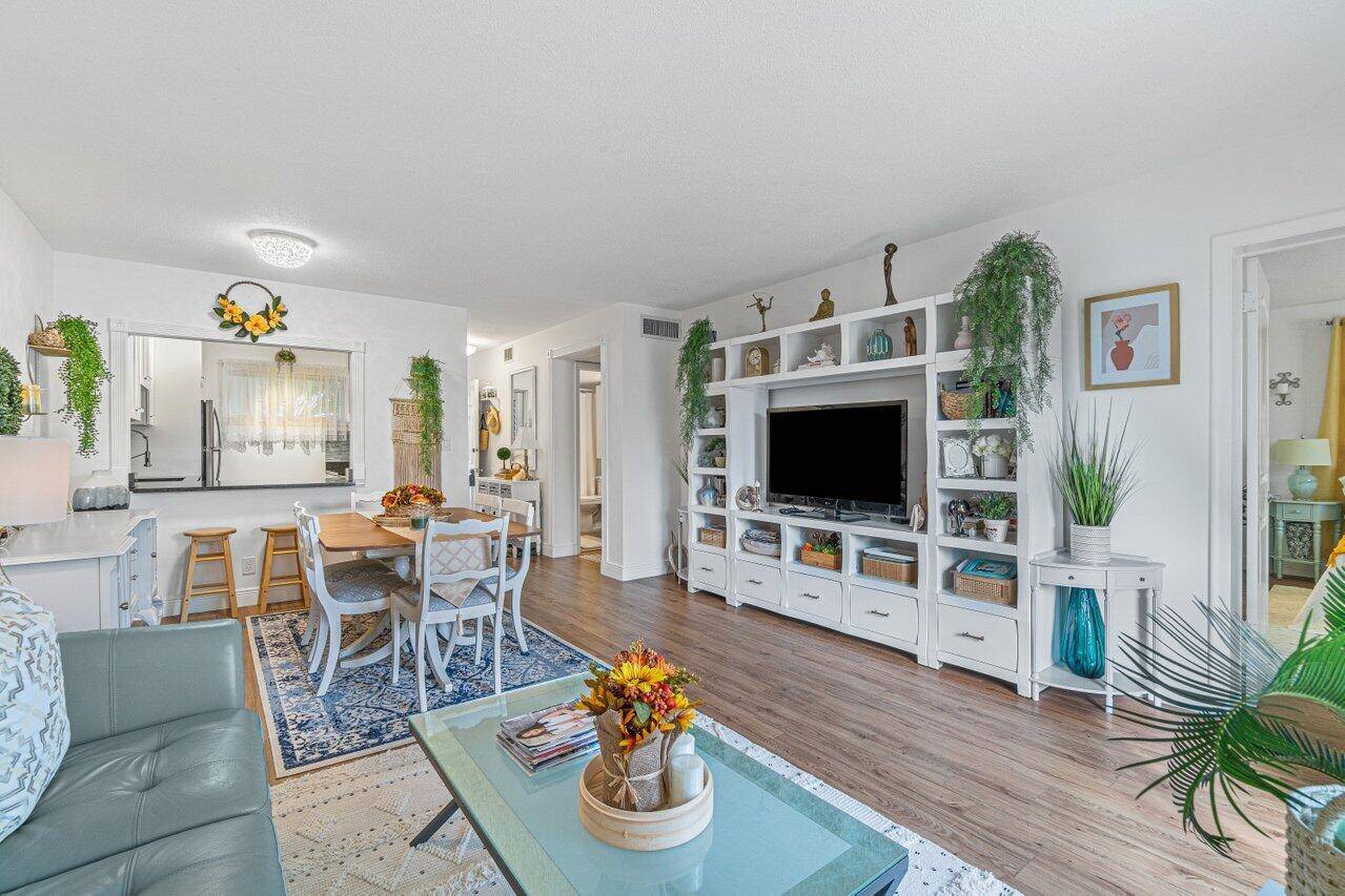 Seller To Pay 1 Year Maint Fee For The Buyer At Closing !