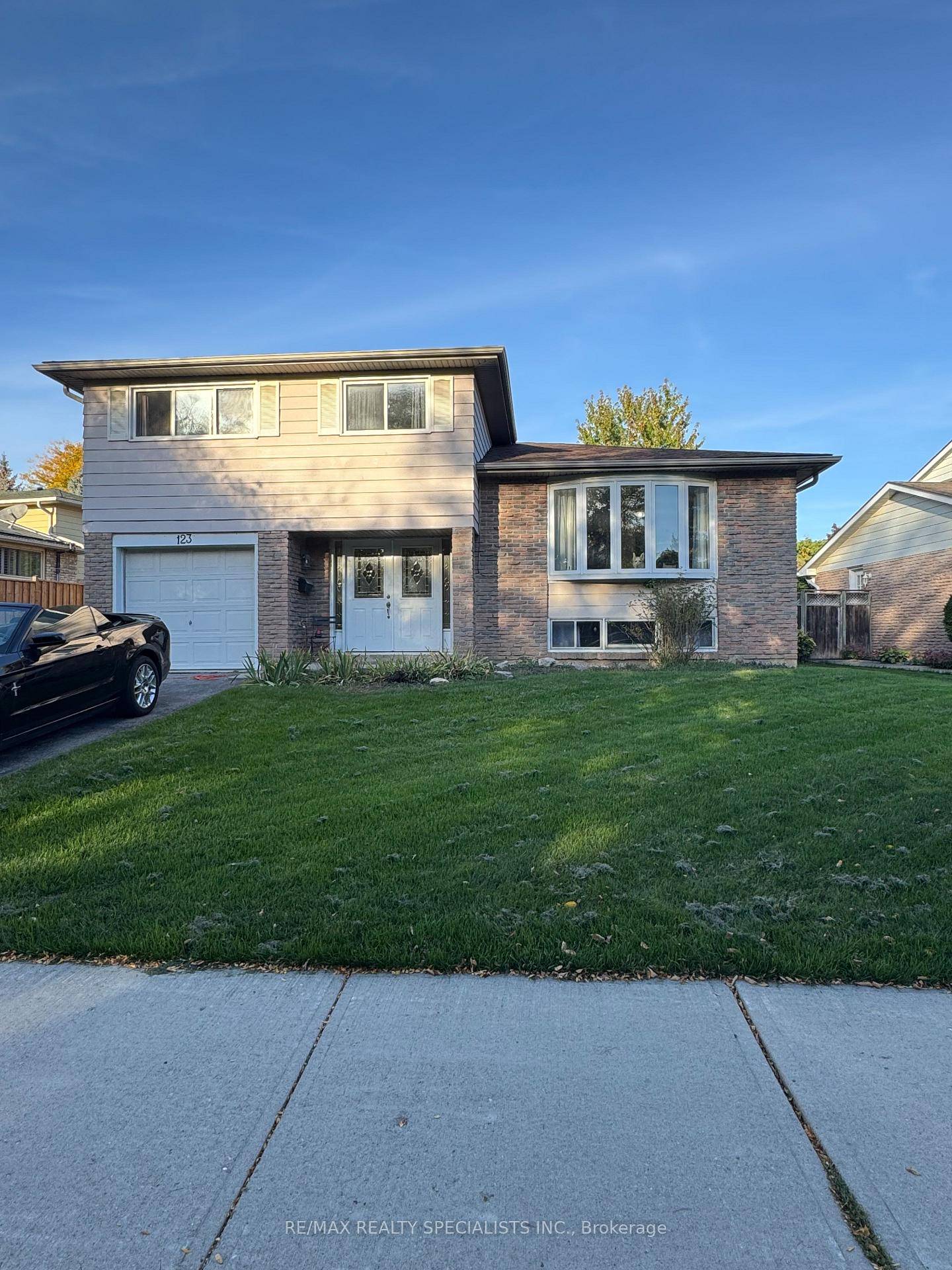 Nice and upgraded 4 level side split in the heart of Dorset Park, a welcoming and family friendly neighborhood.