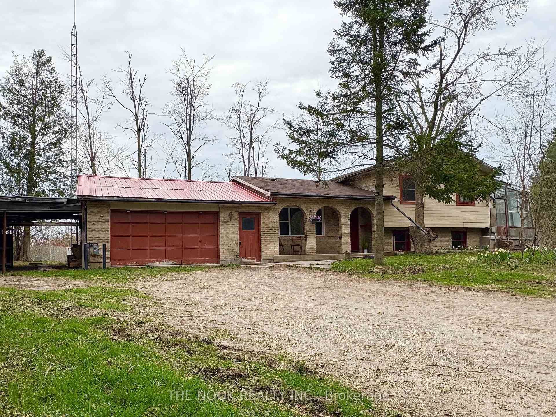 Come take a look at this well appointed 3 Bedroom, 1 Bathroom Brick Side Split.