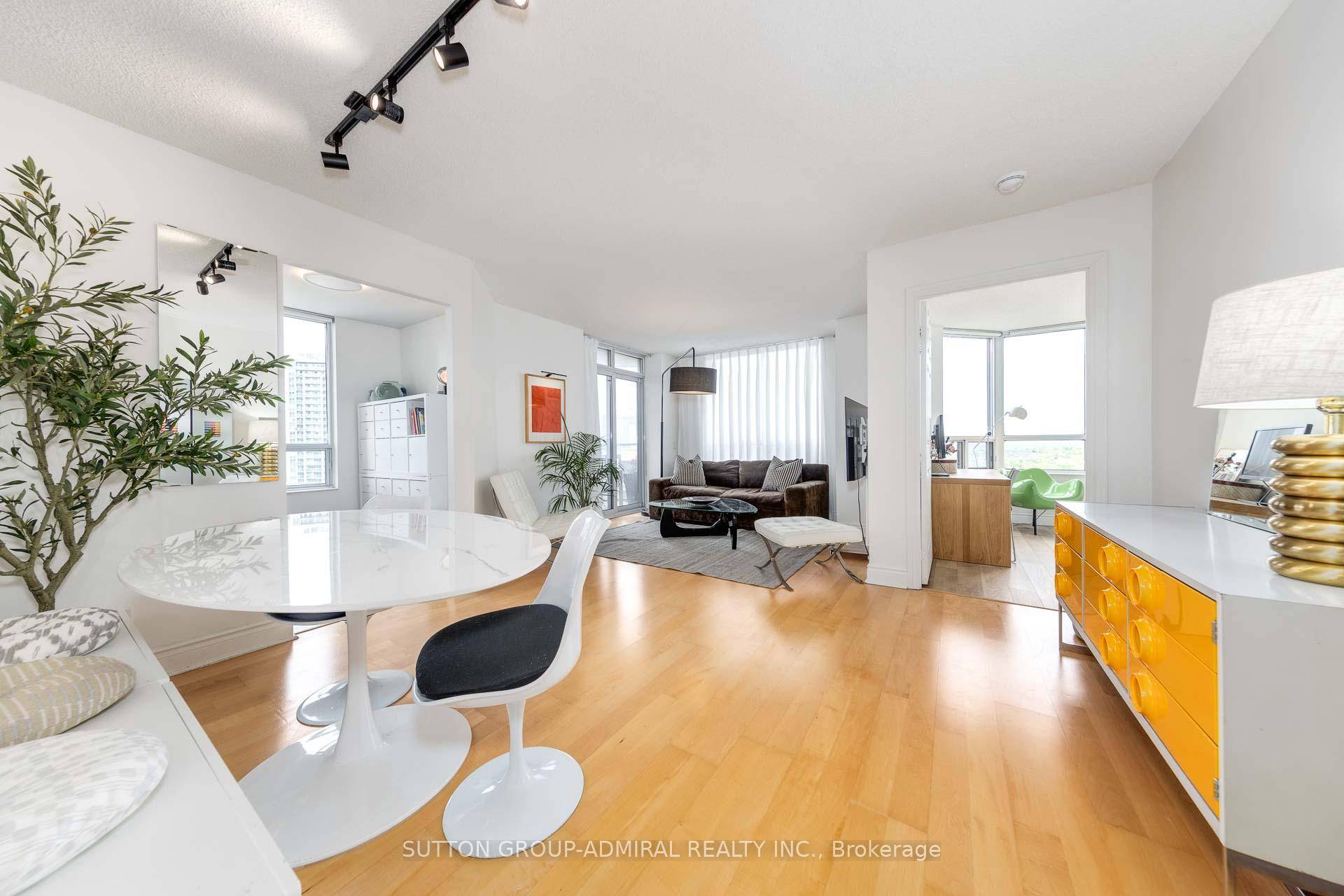 Beautiful Luxury Hotel Like Tridel Skymark, 2 Split Bedroom Corner Unit With Unobstructed View.