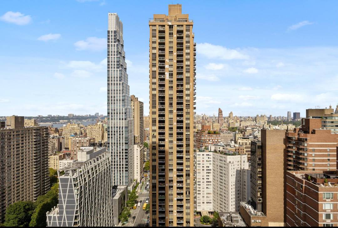 PALATIAL, ELEGANT CONVERTIBLE CORNER TWO BEDROOM WITH MESMERIZING CENTRAL PARK AND CITY SKYLINE VIEWS !