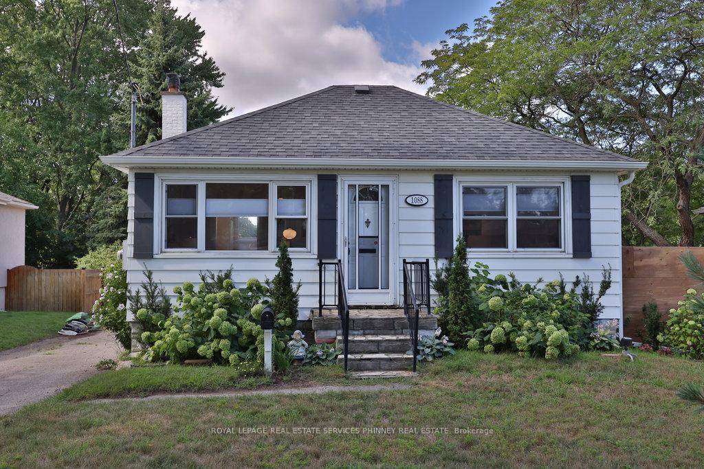 This character home sits on picturesque, treelined street with custom home development and walking distance to the Lake, Marie Curtis Park, Lake Promenade Park, both Toronto amp ; Lakeview golf ...