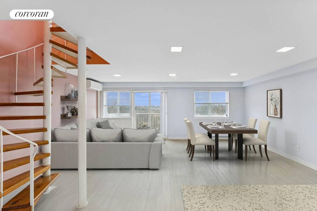 PENTHOUSE PERFECTION SKYLIGHTED DUPLEX WITH BREATHTAKING SKYLINE VIEWS amp ; DEEDED PARKING Welcome to luxury living at the Forest Hills Royale Condominium.