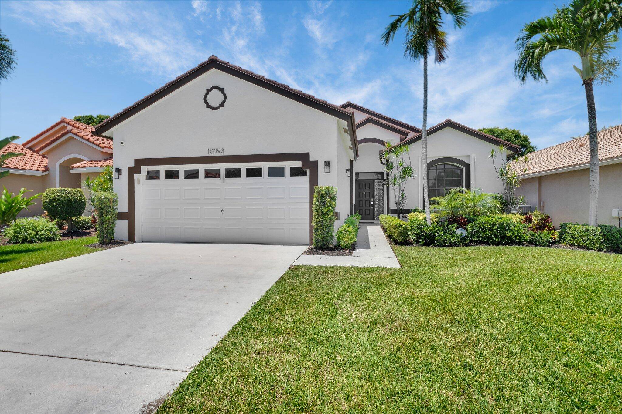 Welcome to this luxurious 2 bedroom, 2 bathroom den home in the highly desirable Lexington Lakes community in Boynton Beach.