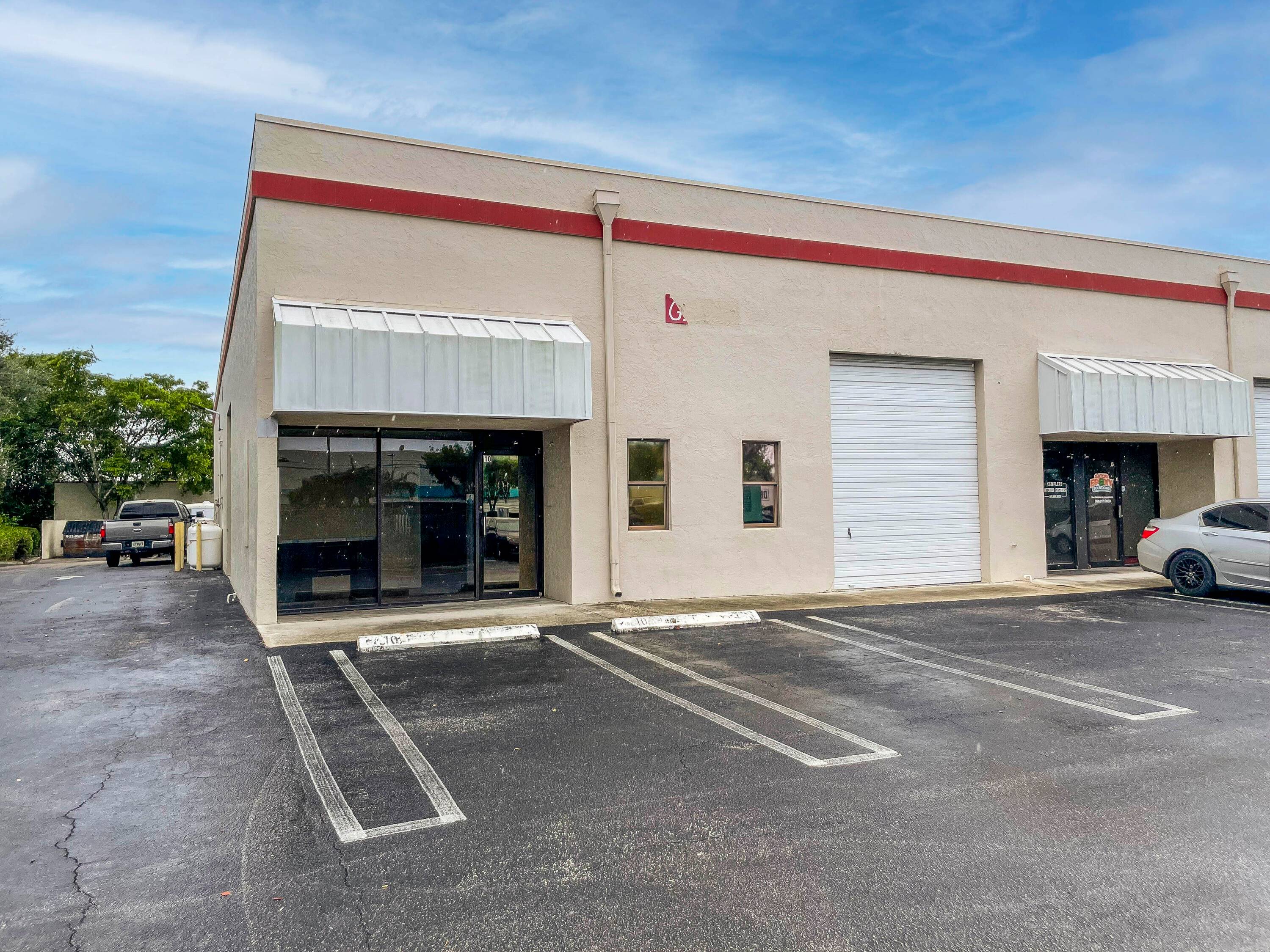 Easy access, end unit available for immediate rental in Boynton Beach.