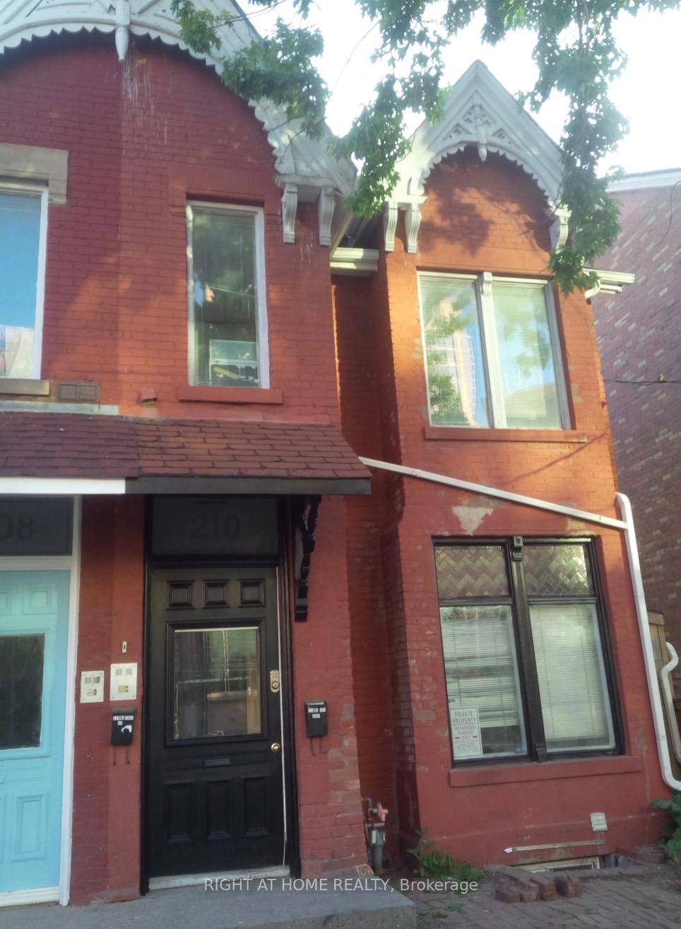 This 4 bedroom, 2 full bathroom unit is ideal for students friends wanting to live together.