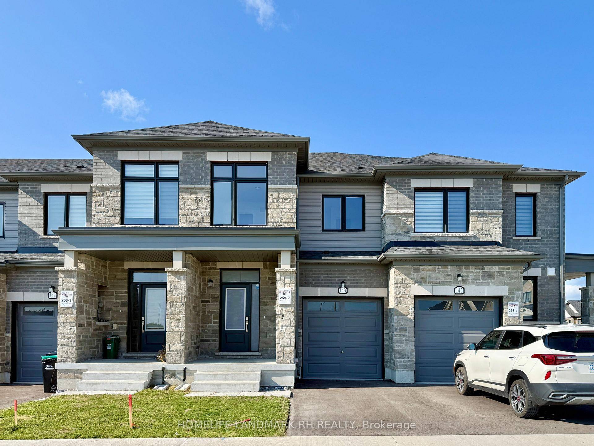 1 Yr New 4 Bdrm freehold townhouse in new subdivision close to all amenities !