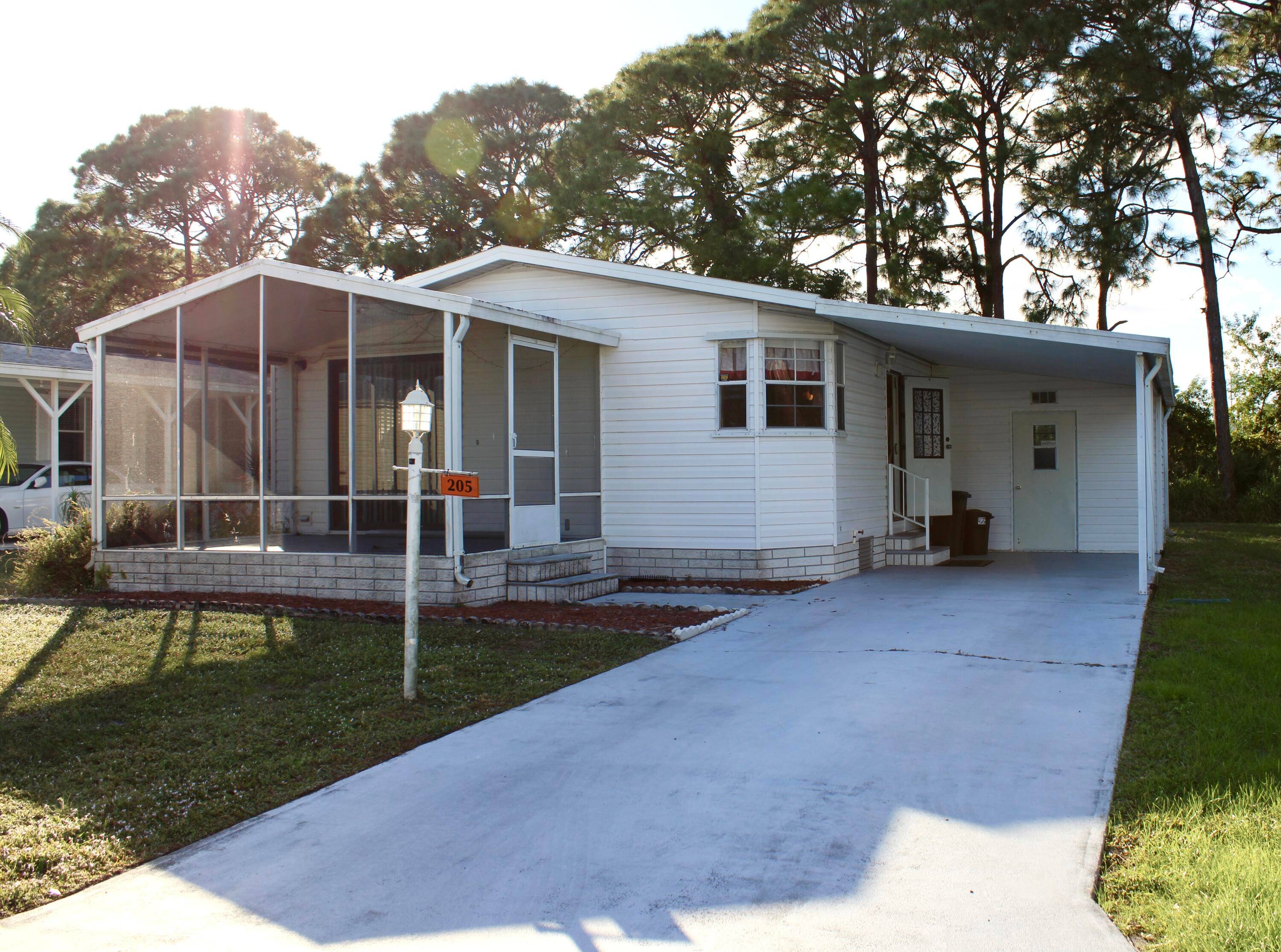 Bright and cozy 2 bedroom, 2 bath unit in the sought after Tropical Isles 55 community !