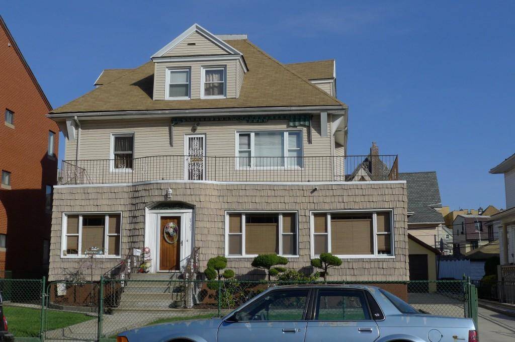 SHOWING BY APPOINTMENT ONLY First Time on the Market Prime 21st Ave amp ; Benson Ave Location Rare opportunity to own a fully detached Victorian on an oversized 60 96.