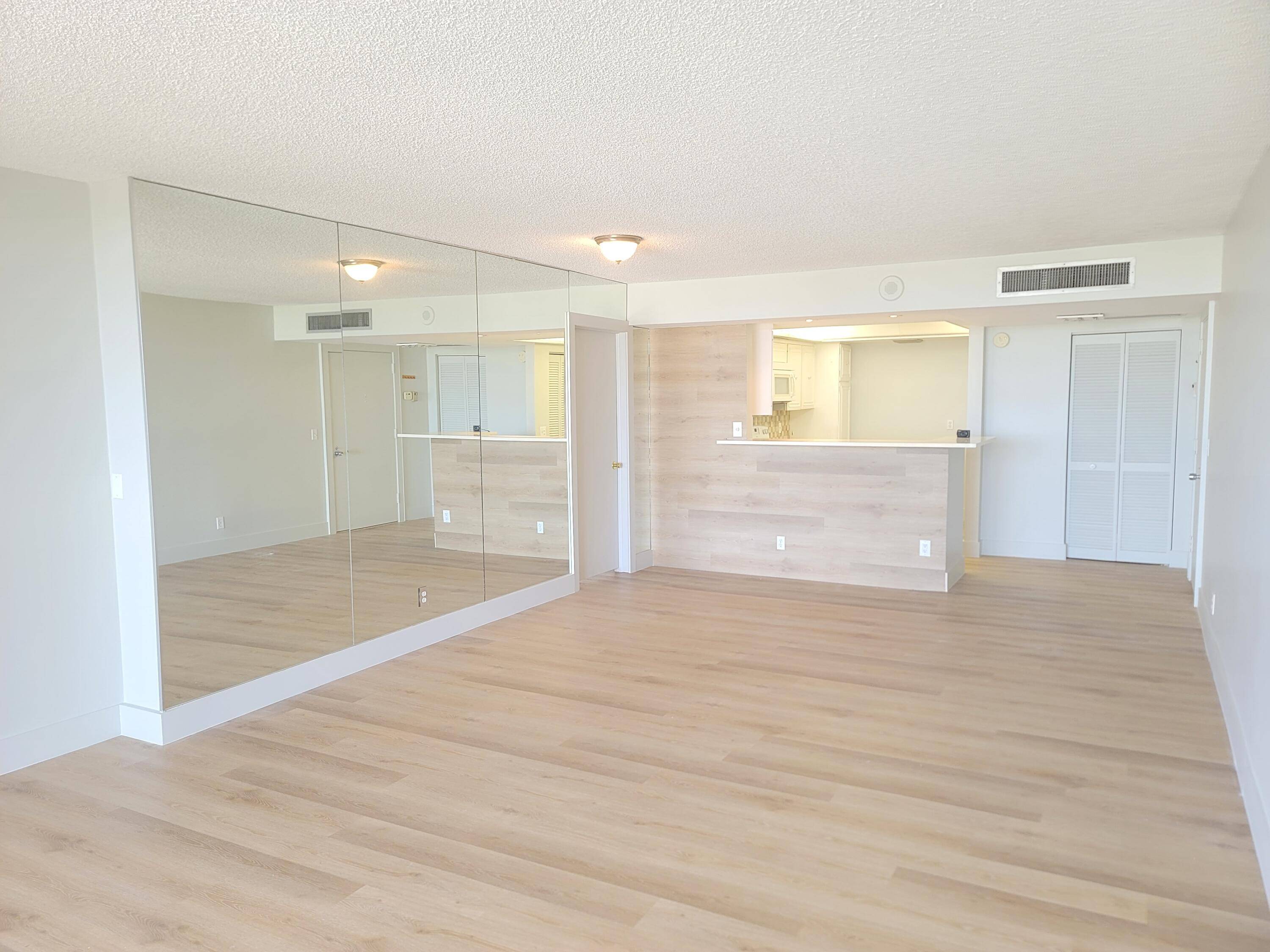 Luxury 2 Bedroom, 2 Bathroom Apartment in Prime West Palm Beach Location !